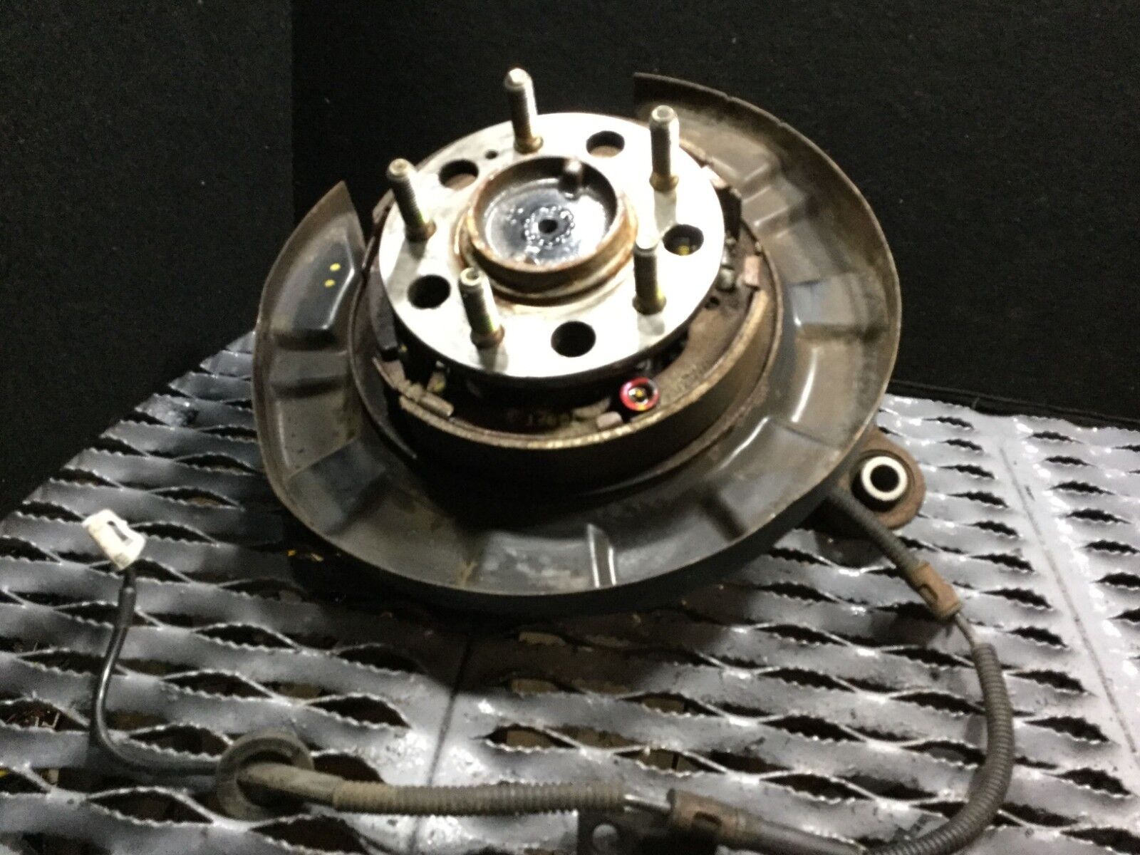 2006-2011 Hyundai Azera Left Rear Spindle Knuckle OEM Replacement Part - Perfect for Suspension Repair & Wheel Alignment