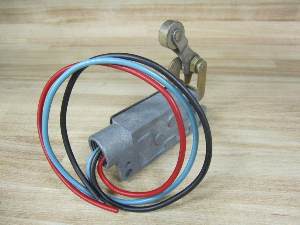 SPDT 15A Enclosed Limit Switch with NO/NC Contacts - Perfect for Industrial Automation, CNC Machines & Safety Control Systems