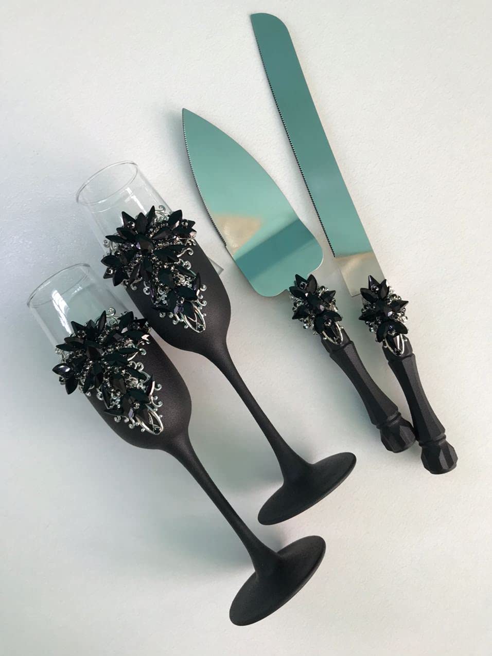 Elegant Black Wedding Flutes & Cake Server Set for Bride and Groom - Engraved Champagne Glasses & Cake Knife - Perfect for Wedding Reception, Anniversary & Romantic Celebrations