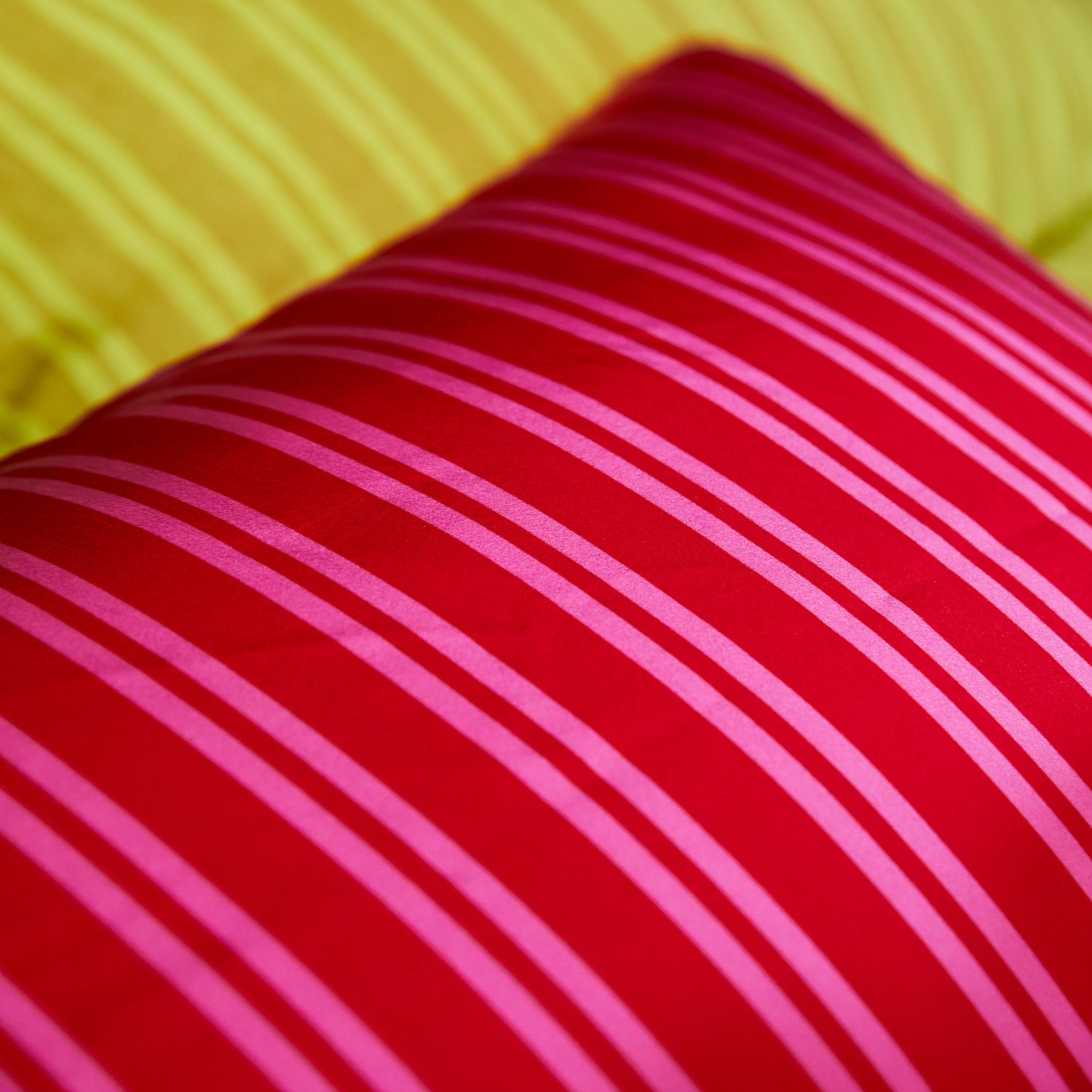 Taylor 100% Pure Mulberry Silk Pillowcase - Scarlet Red - Hypoallergenic & Cooling for Hair & Skin - Perfect for Luxury Bedding, Travel & Hot Sleepers