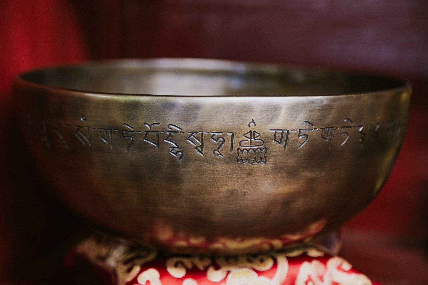 Tibetan Singing Bowl - Heart Sutra Meditation Bowl for Relaxation, Yoga & Mindfulness - Handcrafted in Nepal