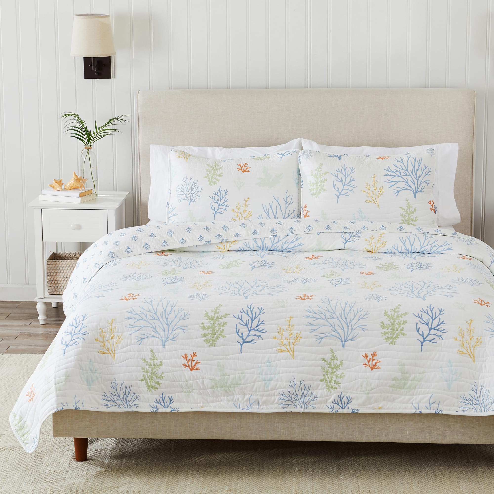 Full/Queen Coastal Quilt Bedding Set - Lightweight Reversible Summer Beach Quilt with Shams | 3-Piece Nautical Bedspread for All Seasons | Maldives Coral Collection | Perfect for Beach House, Guest Room & Coastal-Themed Bedrooms
