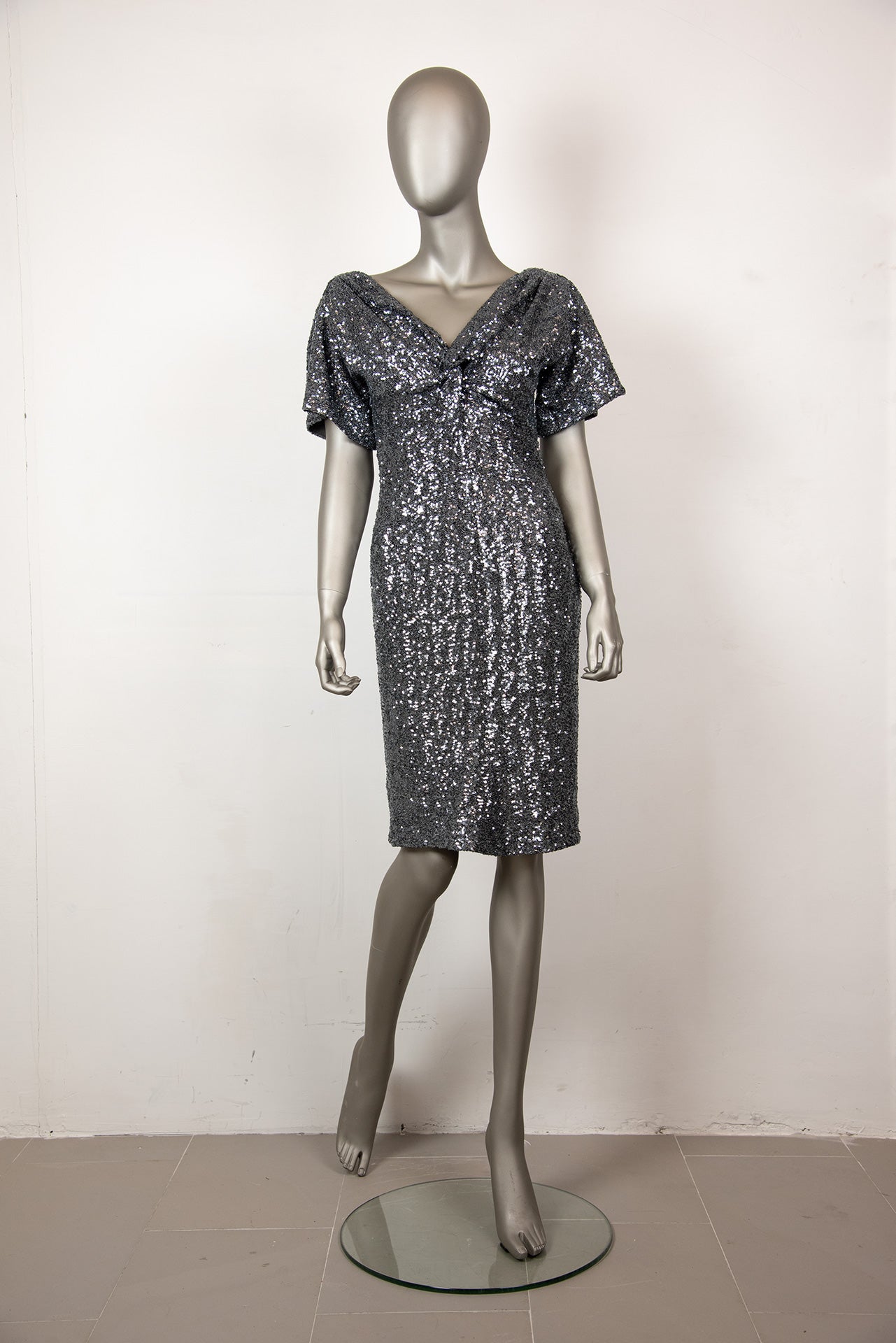 N°21 Silver Sequin Short Sleeve Dress Size 40 - Perfect for Evening Parties, Cocktail Events & Special Occasions