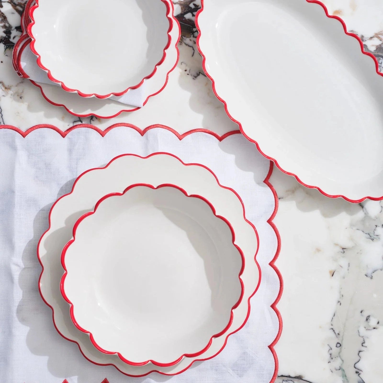 17-Piece Red Edge White Scallop Dining Set - Elegant Dinnerware for Family Gatherings & Holiday Entertaining