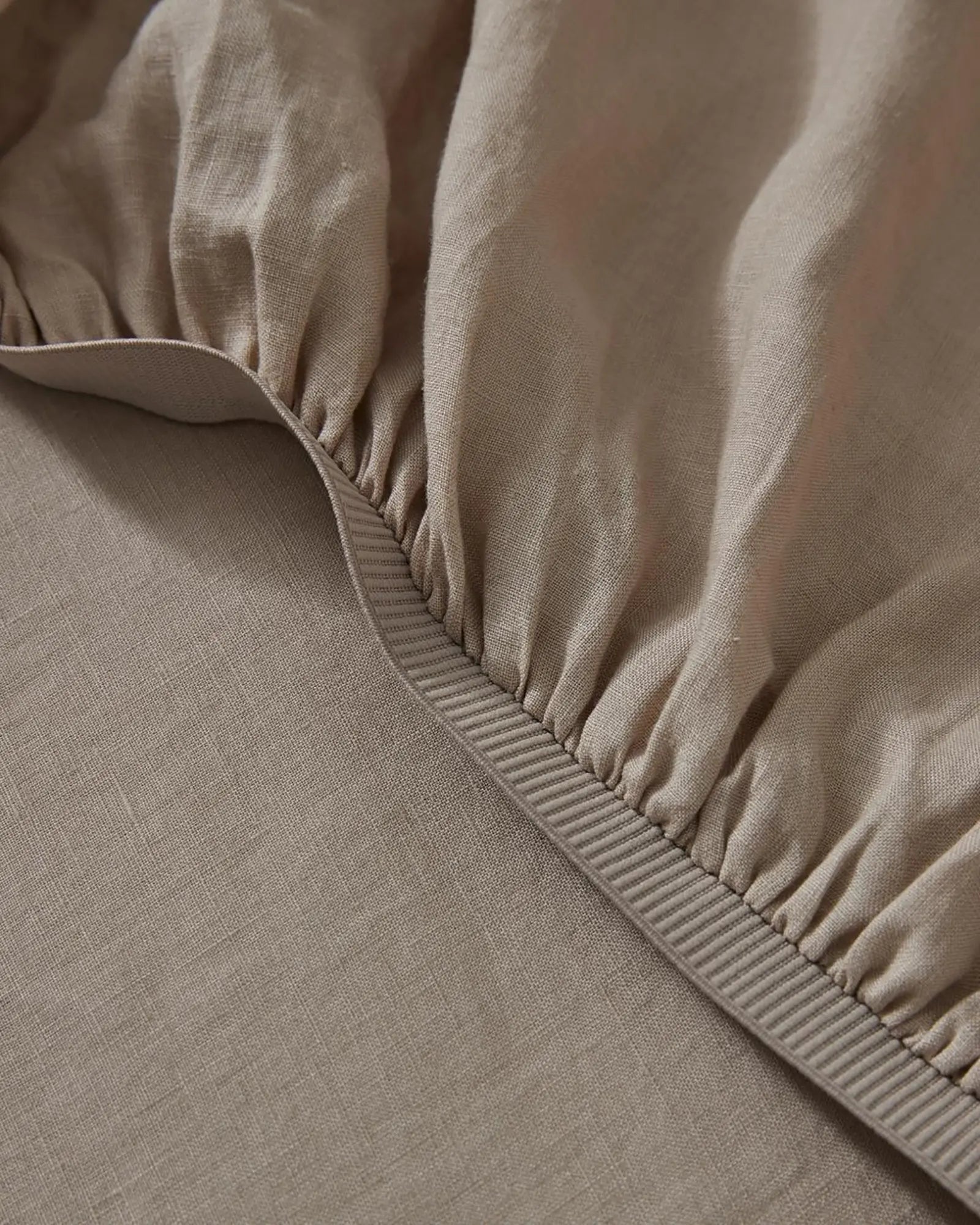 Premium Ravello Fitted Sheet Shell - Soft & Breathable Deep Pocket Bed Sheet for Queen Size Mattress - Perfect for Guest Rooms, Vacation Homes & Everyday Comfort