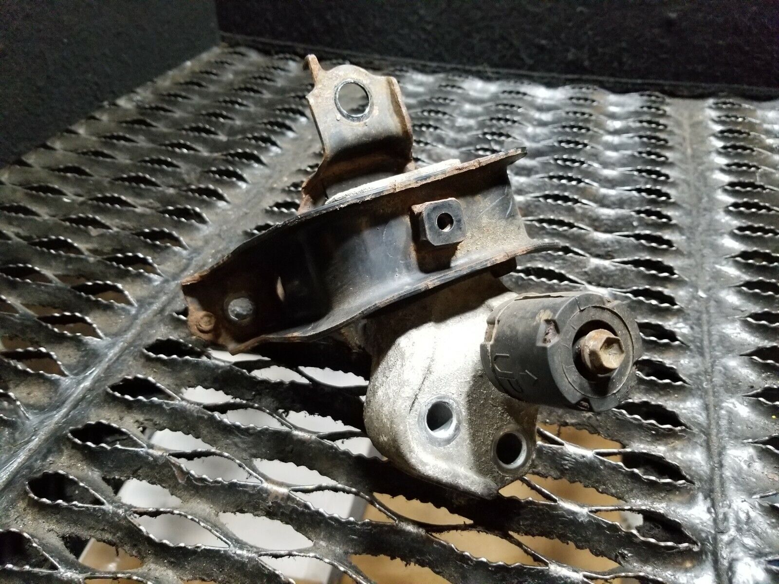 04 05 06 Scion XA Engine Motor Mount Replacement - OEM Quality - Perfect for Engine Vibration Reduction & Smooth Driving Experience