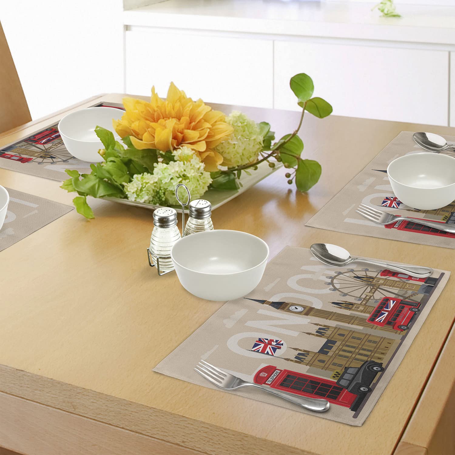 Ambesonne London Place Mats Set of 4 - Famous British Landmarks & Monuments Art Design - Washable Fabric Table Mats for Dining Room - Standard Size Beige - Perfect for Dinner Parties, Tea Time & Home Decor