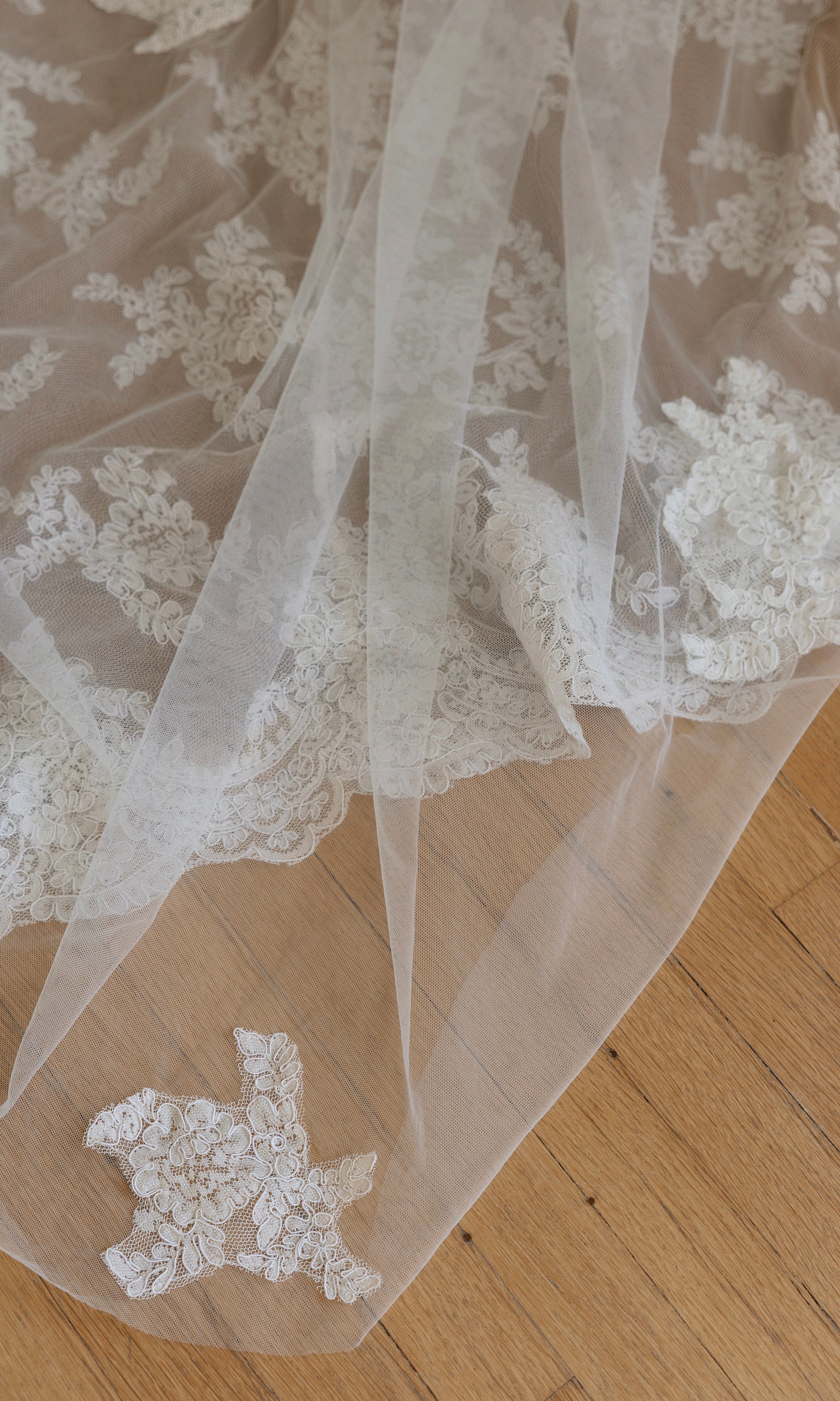 Theo Veil (WHSL) - Elegant Lace Wedding Veil for Brides - Perfect for Church Ceremonies, Garden Weddings & Formal Events