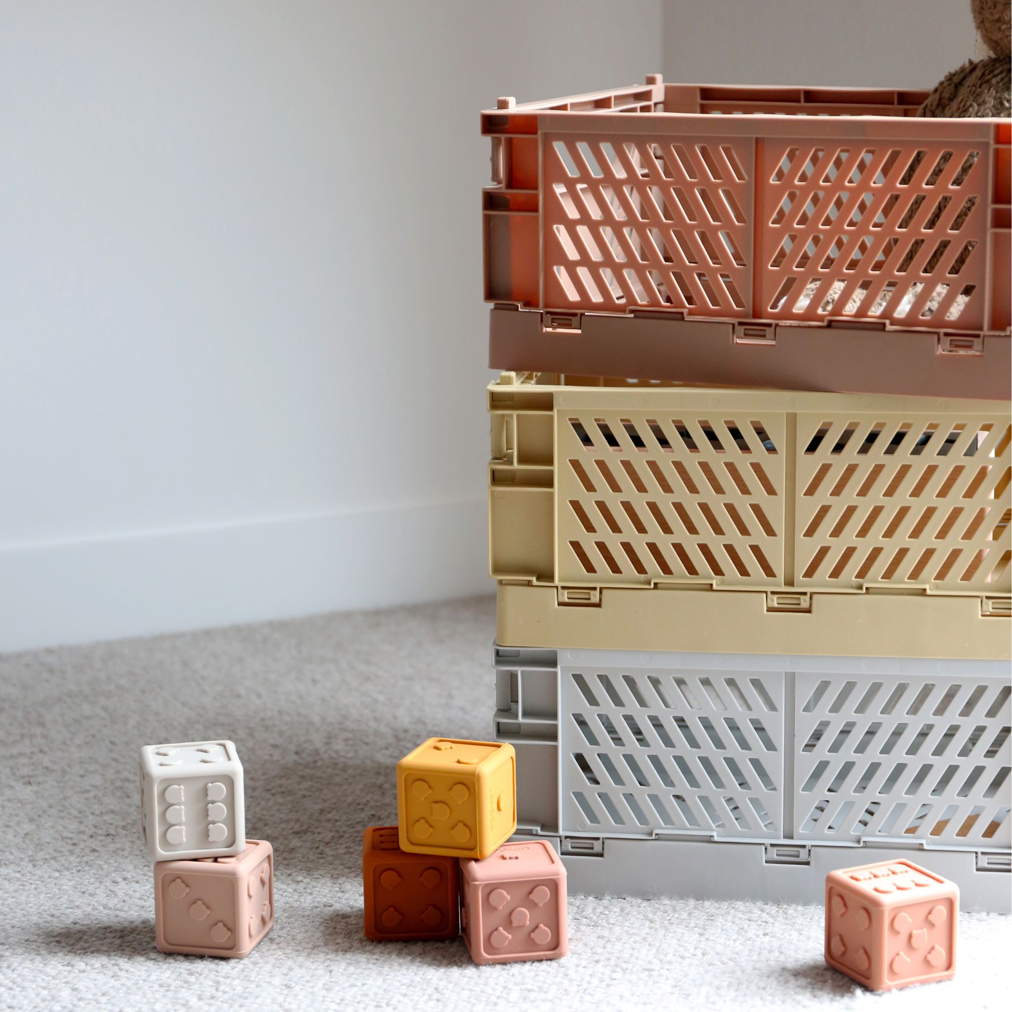 DESIGNSTUFF Slant Collapsible Storage Crate - Large 50x33cm Foldable Straw Basket for Home Organization, Laundry, Toy Storage & Farmhouse Decor