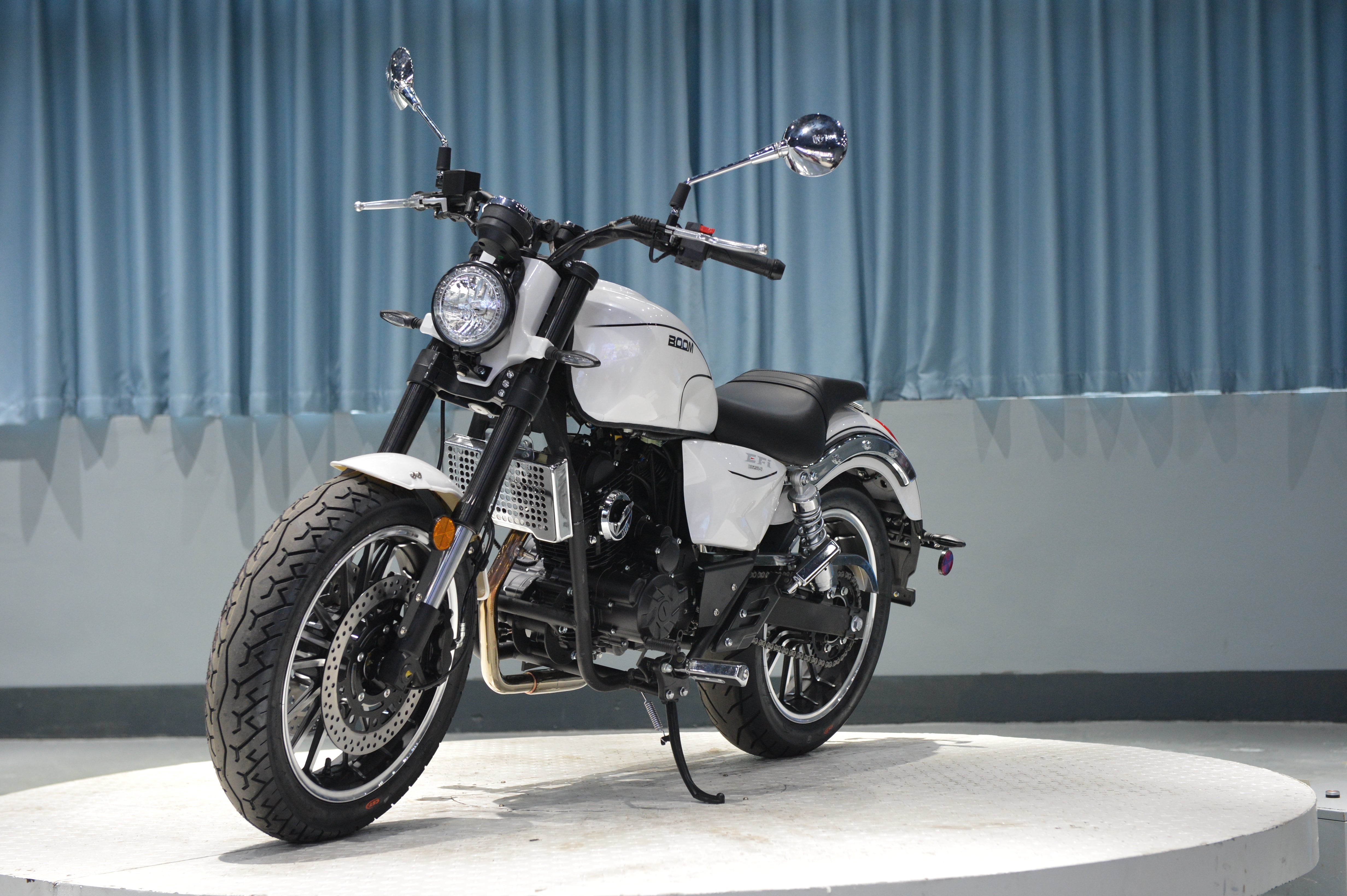 Venom Cruiser 250cc Chopper Motorcycle - Fuel Injected Engine, 6-Speed Transmission for Urban Commuting & Highway Cruising