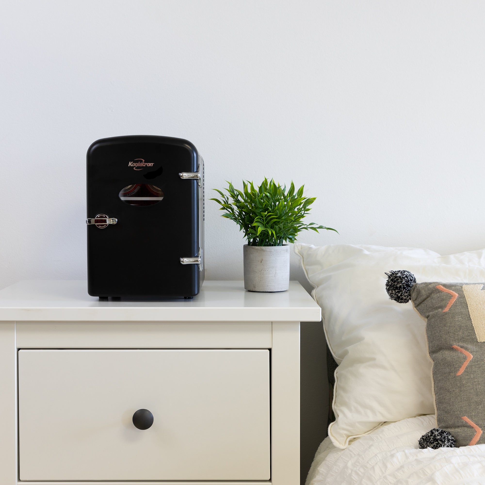 Koolatron 4L Retro Portable Mini Fridge - 12V DC & 110V AC Power - 6 Can Capacity Personal Cooler for Drinks, Snacks, Skincare & Beauty Products - Compact Desktop Fridge for Home, Office, Dorm & Travel - Perfect for Chilling Beverages, Storing Face Masks & Organizing Small Items - Black