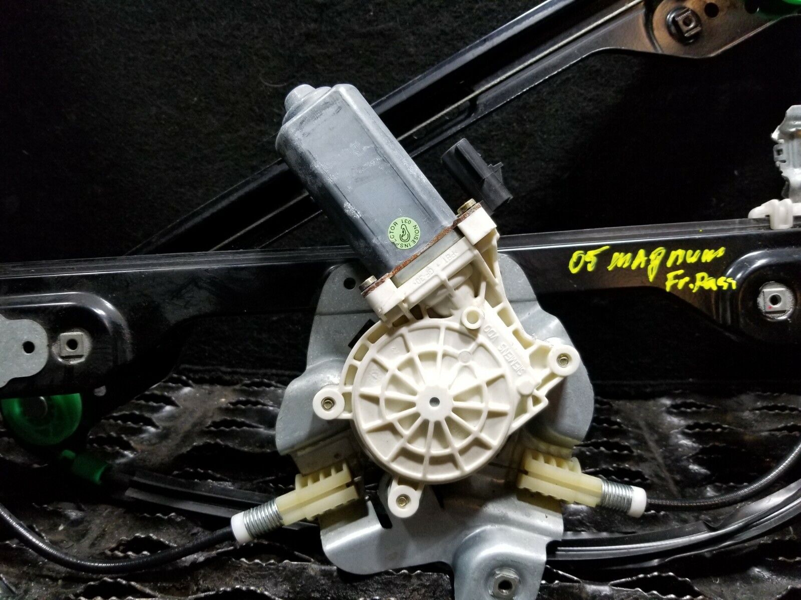 2005-2007 Dodge Magnum Right Front Passenger Window Regulator & Motor Assembly - OEM Replacement Part for Smooth Power Window Operation - Perfect for Car Window Repair & Maintenance