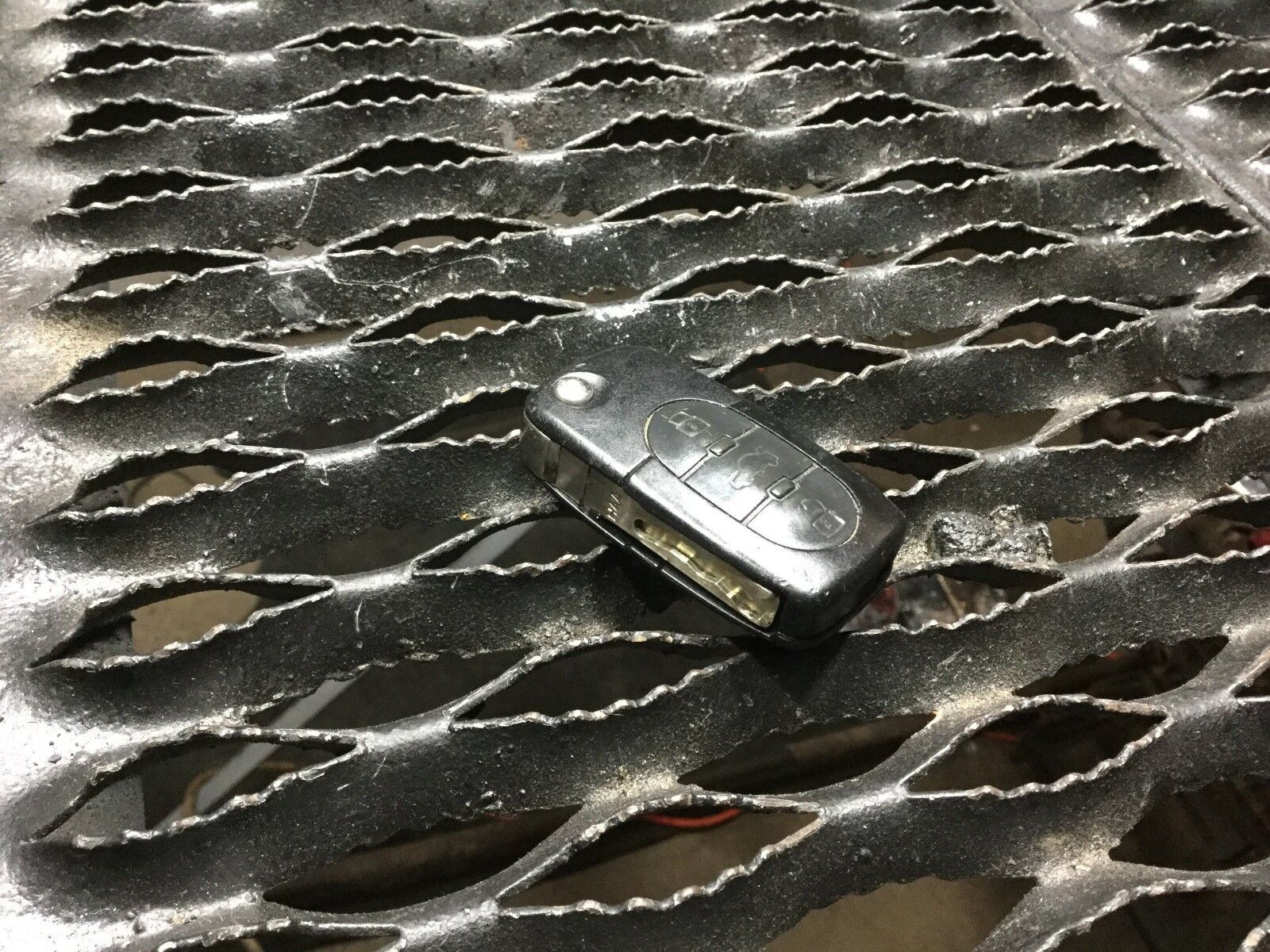 03-07 Audi A4 Smart Remote Key 8T0959754C OEM Replacement - Car Key Fob for Easy Locking & Unlocking, Perfect for Daily Commute & Travel