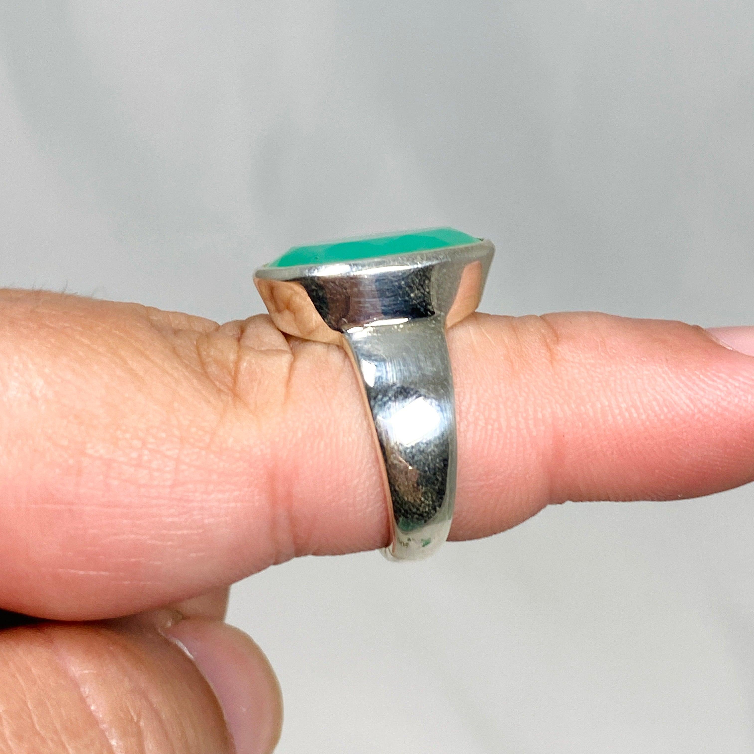 Chrysoprase Faceted Oval Ring - Size 7.5 - PRGJ472 - Elegant Green Gemstone Jewelry for Women, Perfect for Weddings, Parties & Special Occasions