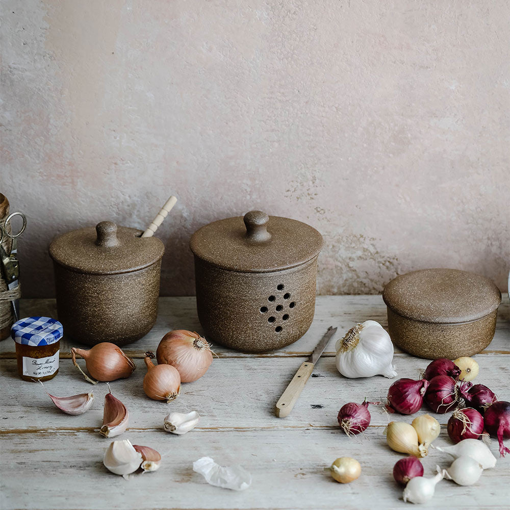 Rustic Ceramic Garlic Keeper with Lid - Airtight Storage Container for Fresh Garlic, Onions & Vegetables - Perfect for Kitchen Countertop, Pantry & Farmhouse Decor