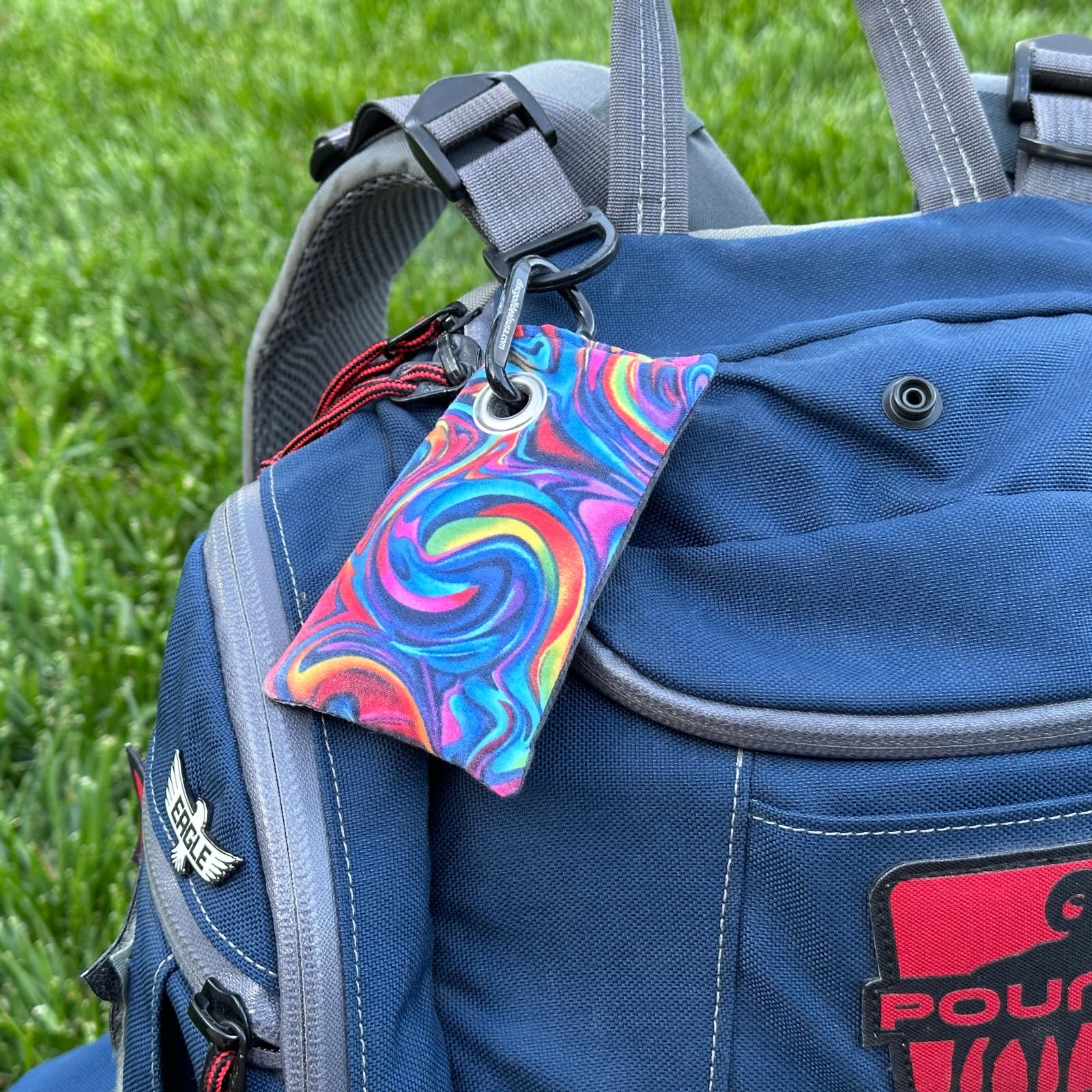 HYZER HOUND DISCS Disc Golf Chalk Bag - Moisture Absorbing Hand Grip Enhancer for Summer Play | Carabiner Attachment for Easy Bag Access | Improve Consistency & Performance | Essential Disc Golf Accessory for Hot Weather & Competitive Tournaments