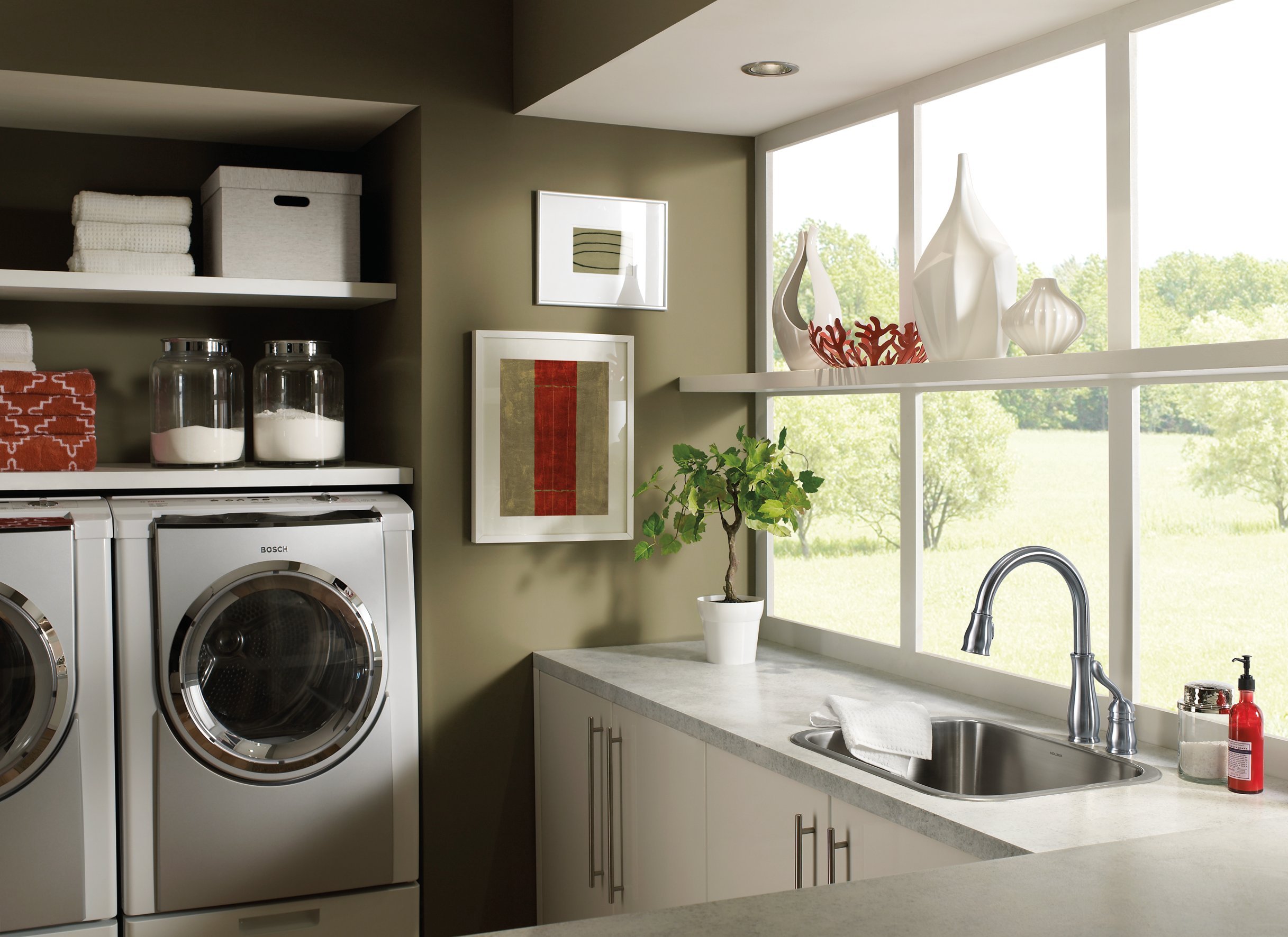 Delta Faucet Leland Pull Down Kitchen Faucet in Chrome - Single Handle High Arc Kitchen Sink Faucet with Soap Dispenser and Pull Down Sprayer - Perfect for Modern Kitchens, Food Prep, and Dish Washing