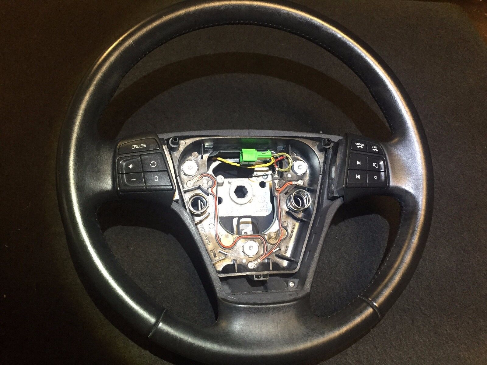 2005-2011 Volvo S40 Genuine Leather Steering Wheel with Cruise & Voice Control - OEM Replacement for Comfortable Driving & Enhanced Control