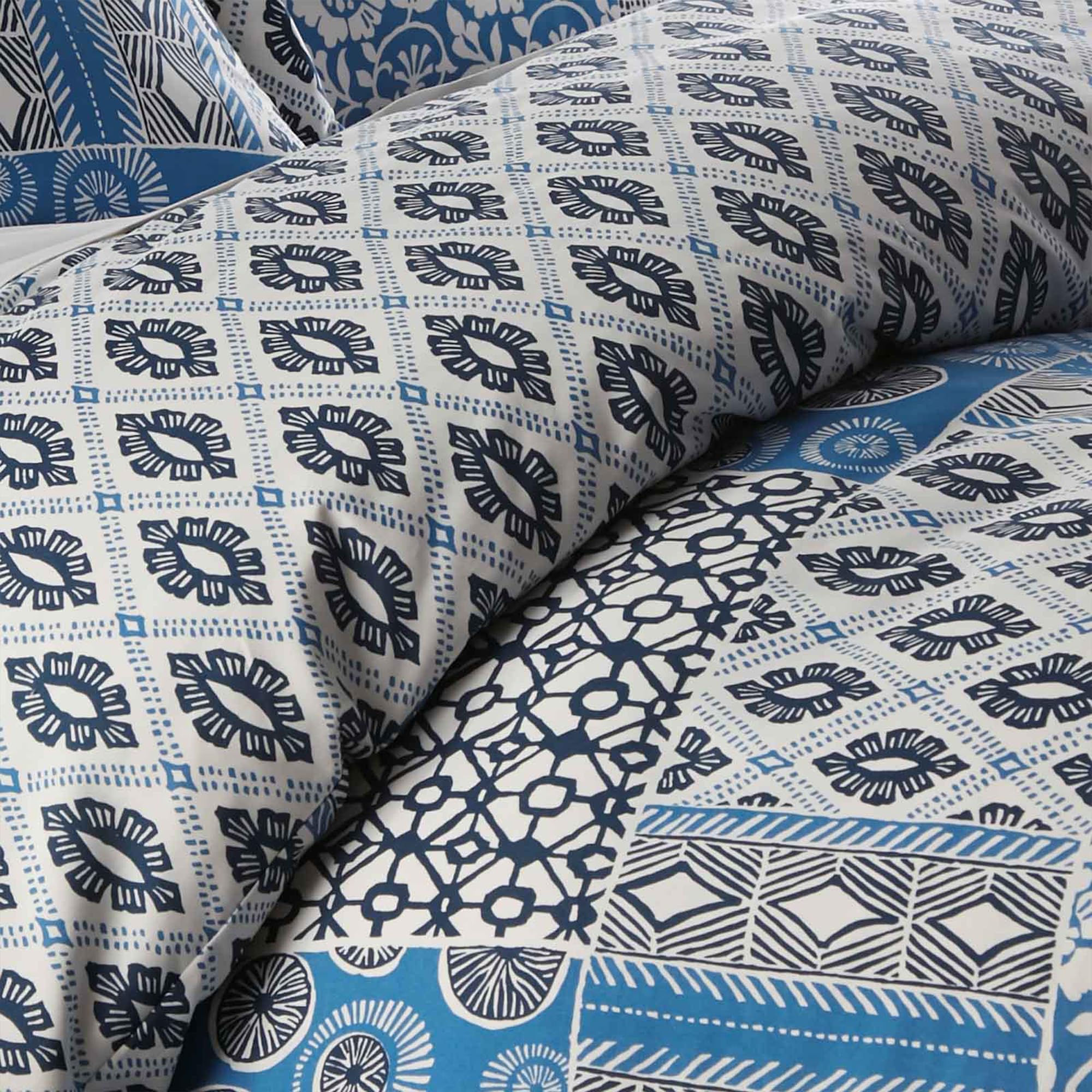 Reversible Twin/XL Comforter Set with Pillow Sham - Soft Microfiber Blue & White Patchwork Quilt | Down Alternative Bedding for Teens & Guest Rooms | Southshore Fine Living