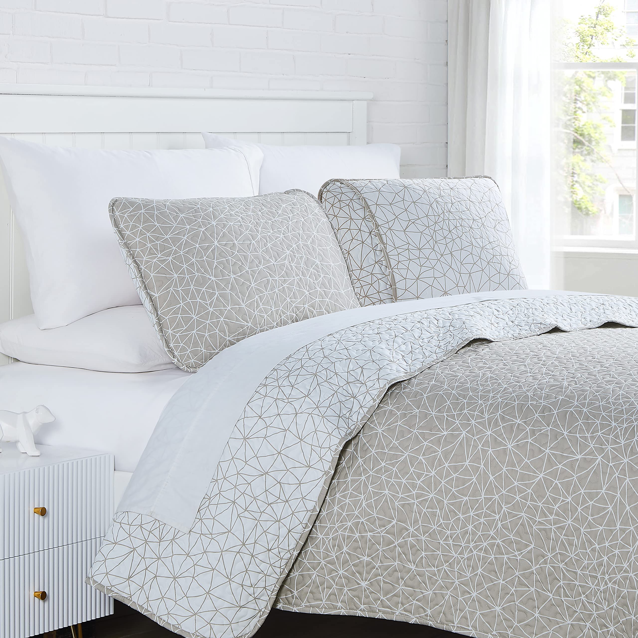 Southshore Fine Living Farmhouse Bedspread Set - Full/Queen Size Lightweight Reversible Geometric Quilt with 2 Pillow Shams (Taupe) | Perfect for Guest Rooms, Master Bedrooms & Cozy Farmhouse Decor