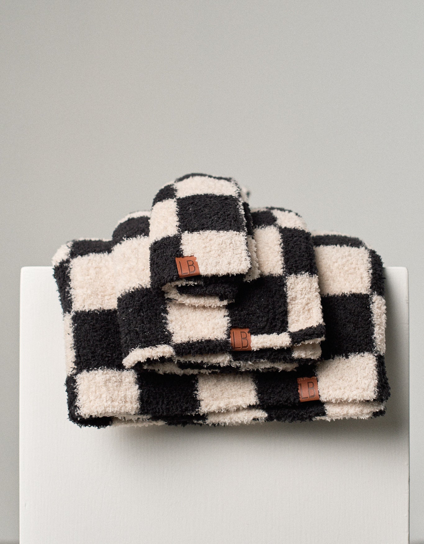 Soft Plush Blanket - Black Check Pattern - Cozy & Warm Fleece Throw for Bed, Couch, and Travel - Perfect for Home Decor, Gifts, and Relaxation