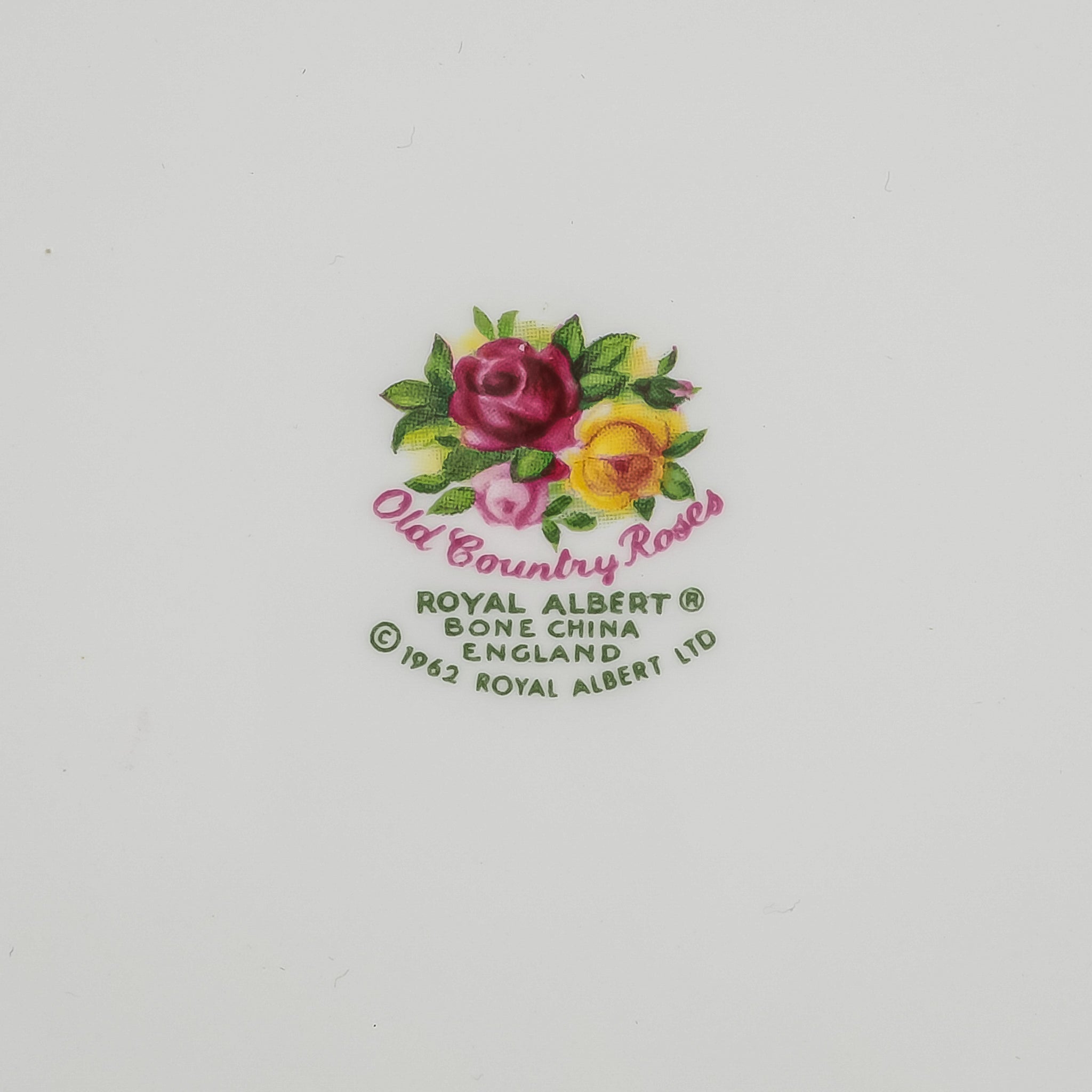 Royal Albert Old Country Roses Round Covered Serving Bowl - Elegant Floral Porcelain Serving Dish for Tea Parties, Weddings & Special Occasions