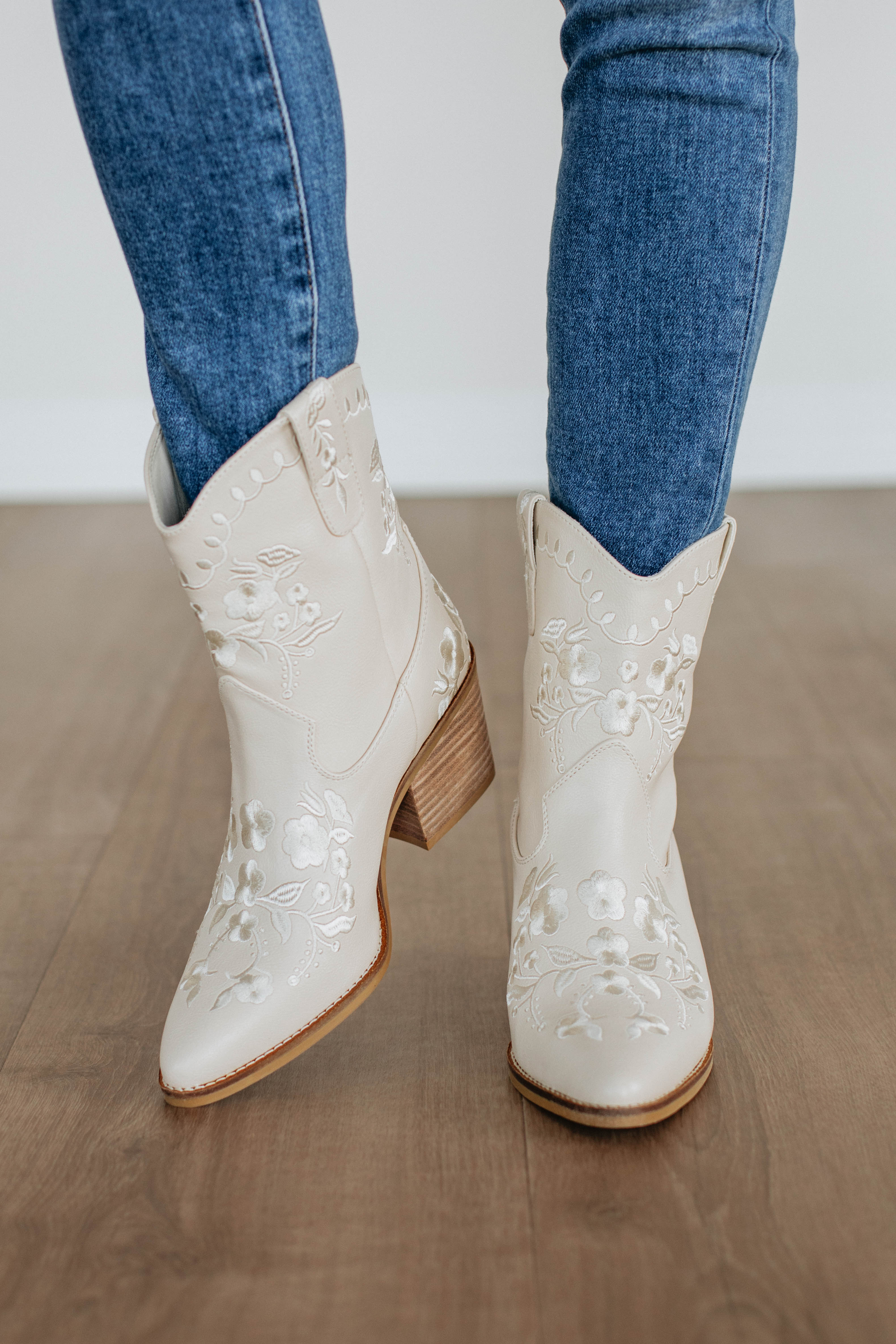 Cowgirl Crazy Boots - Stylish Western Cowboy Boots for Women | Perfect for Rodeo, Country Dancing & Outdoor Adventures
