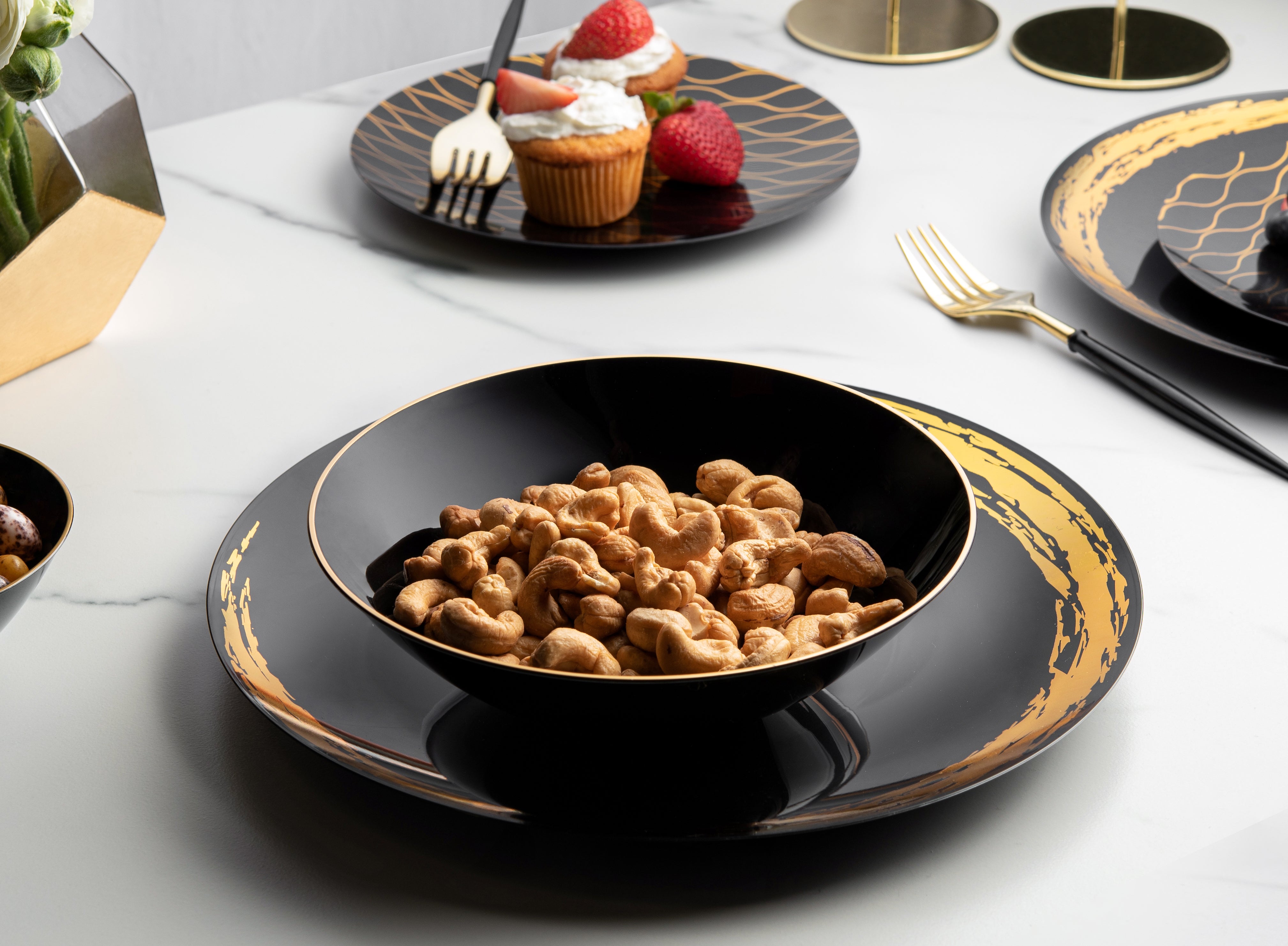 Elegant Black and Gold Round Plastic Plates Set - Durable Disposable Dinnerware for Parties, Weddings, and Events - Perfect for Catering, Picnics, and Home Entertaining