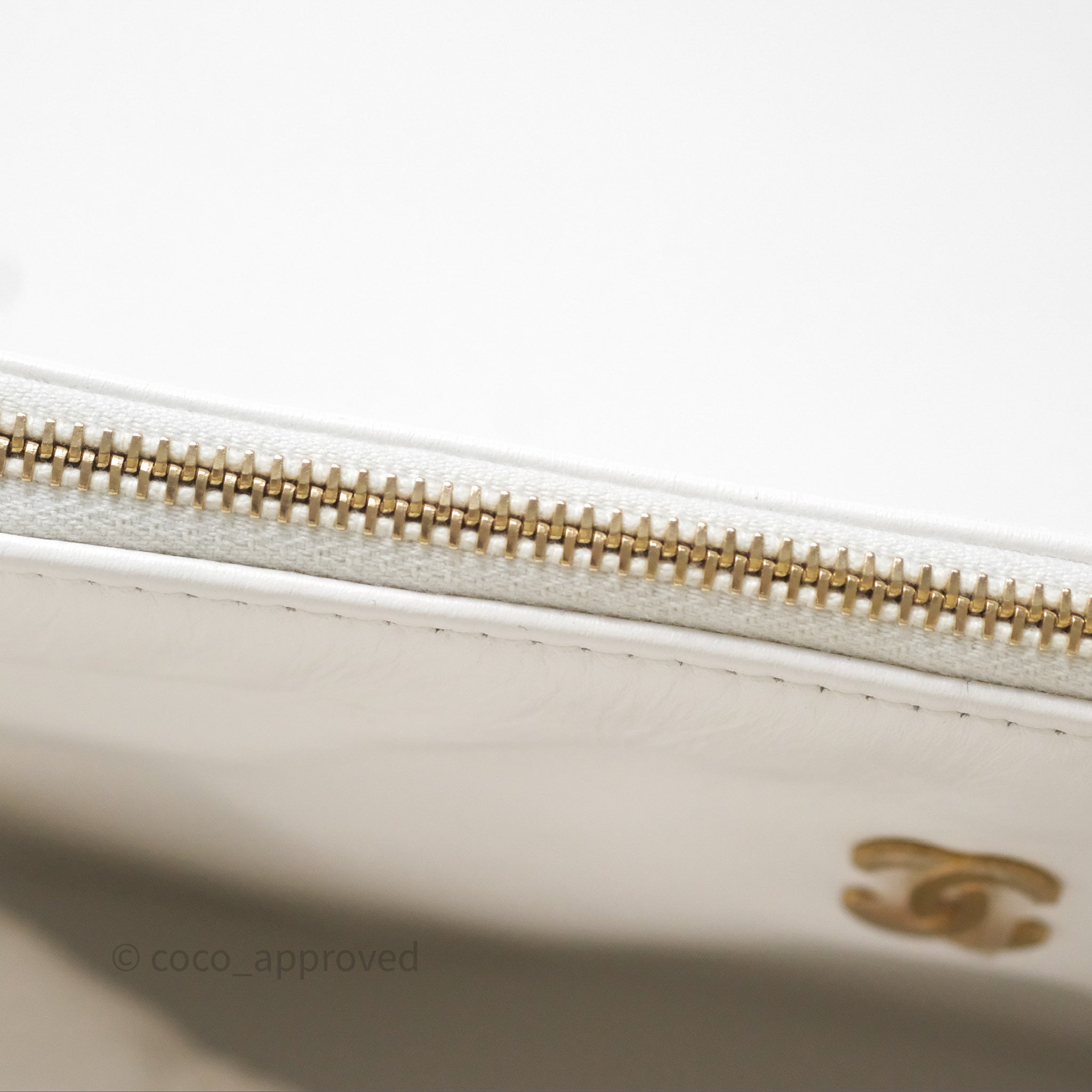 Chanel 22 Medium Handbag in White Shiny Crumpled Calfskin with Aged Gold Hardware - Luxury Shoulder Bag for Women, Perfect for Date Night & Special Occasions