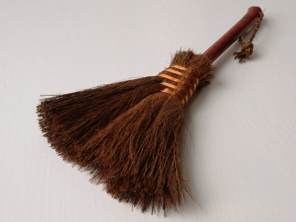 Nagaike Mingeiten Mini Hōki Brush - Handmade Japanese Dusting Brush for Home Cleaning, Bookshelves & Electronics | Eco-Friendly Natural Bristles