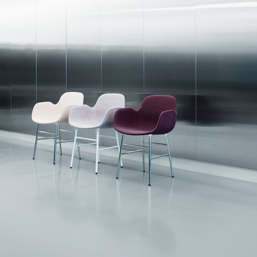 Modern Form Armchair with Sturdy Metal Legs & Soft Upholstery - Perfect for Living Room, Office, or Reading Nook