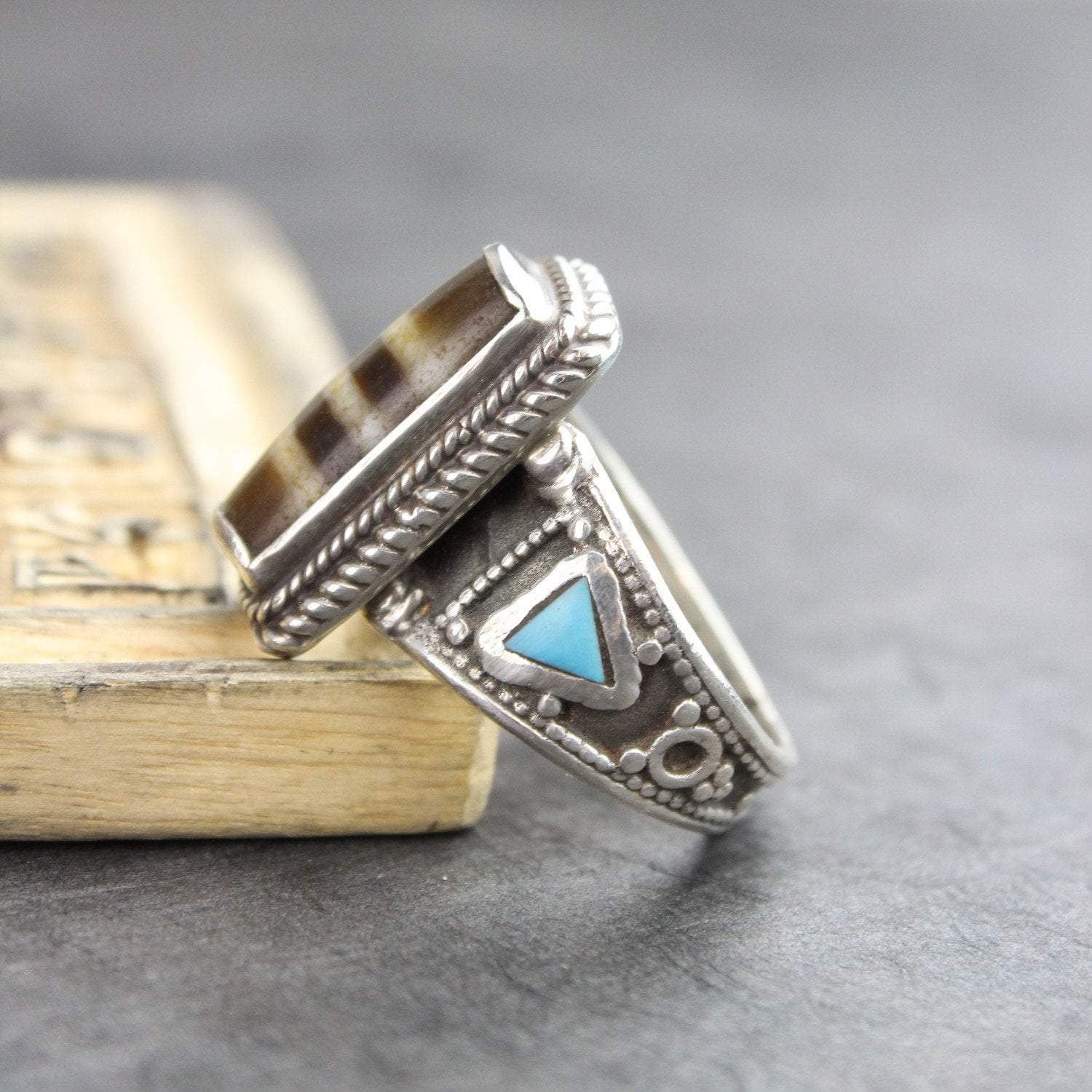 Natural Agate Dzi Bead Ring with Genuine Turquoise Stone - Tibetan Style Spiritual Jewelry for Meditation, Healing & Fashion Accessories