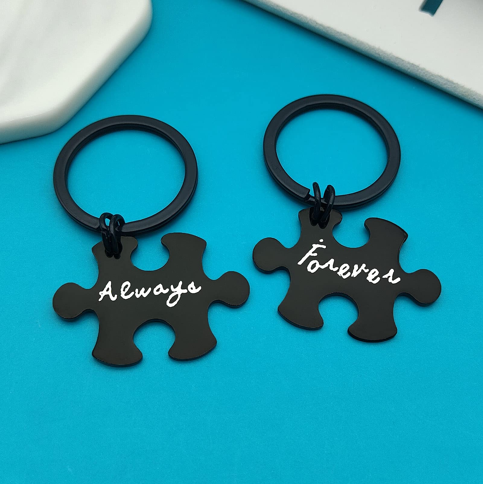 Romantic Couple Keychain Set - Perfect Valentine's Day, Christmas, Birthday & Anniversary Gift for Boyfriend, Girlfriend, Husband or Wife - Heart-Shaped Matching Keychains for Couples - Ideal for Everyday Use & Special Occasions