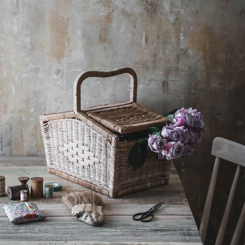 Premium Rattan Picnic Basket for 2 - Insulated Wine Cooler & Waterproof Liner - Perfect for Outdoor Dining, Beach Trips & Romantic Dates