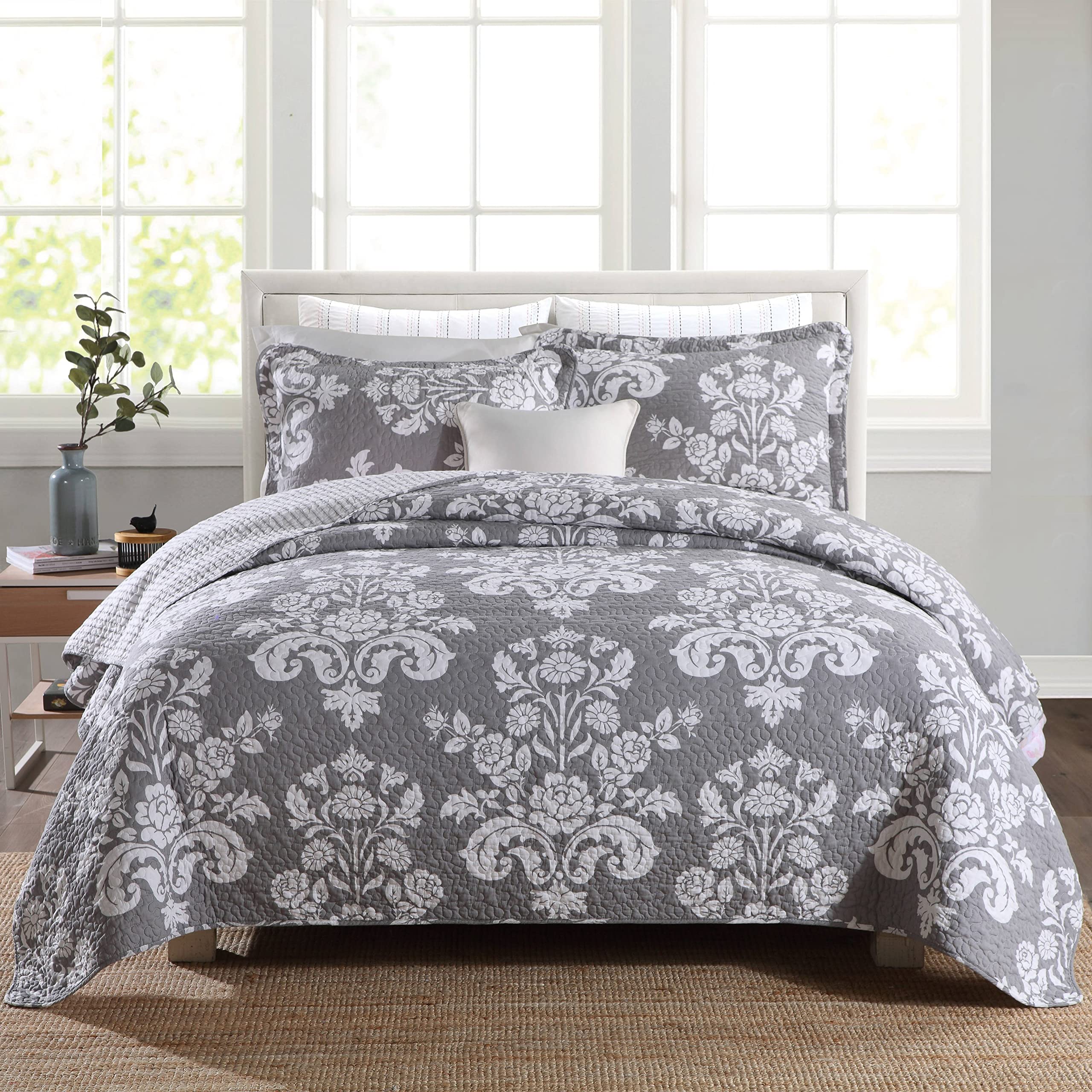 Queen Size Quilt Set - 3-Piece Reversible Lightweight Damask Pattern Bedspread for All Seasons | Farmhouse Style Bedding for Cozy Home Decor
