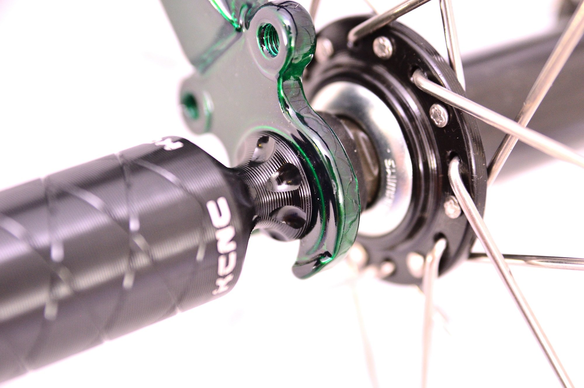 Lightweight Bicycle Light Holder & Hub Adapter - Durable Bike Accessory for Night Riding & Commuting