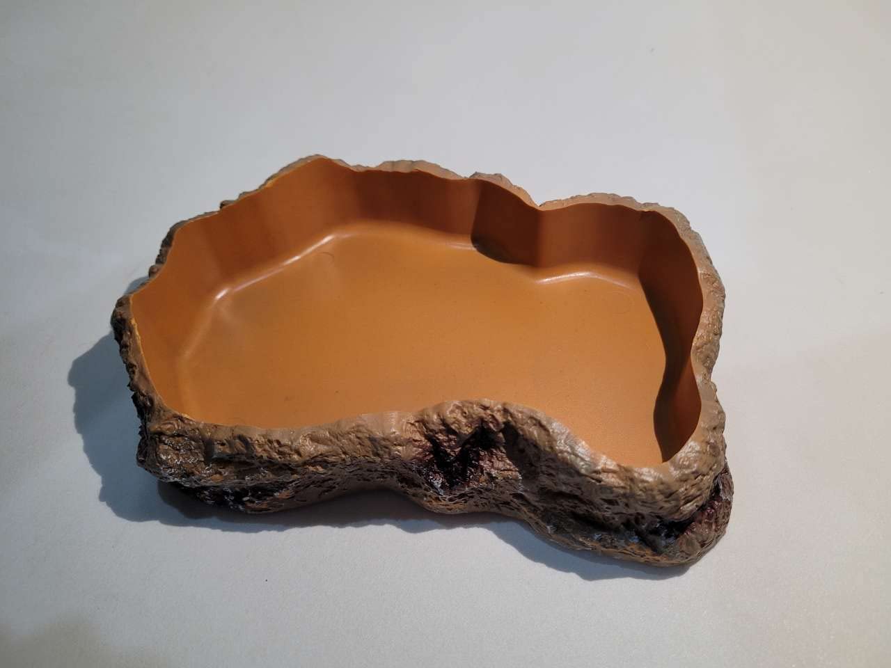 Natural Resin Reptile Feeding Bowl - Realistic Rock Design for Lizards, Toads, Tortoises & Hedgehogs - Terrarium Habitat Accessories - 7.5 x 5 x 1.6 Inches Large Brown Water & Food Dish - Perfect for Desert & Jungle Themed Enclosures