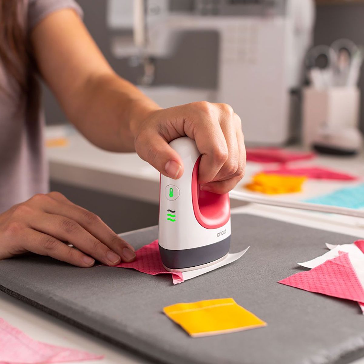 Cricut EasyPress Mini Heat Press Machine for DIY Crafts, T-Shirts, and Custom Apparel – Perfect for Home Use and Small Businesses