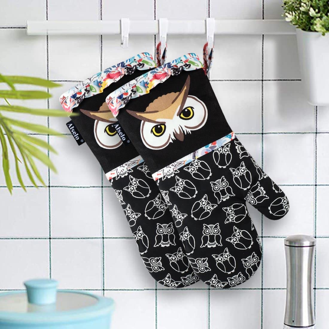 Heat Resistant Oven Mitts Set of 2 - Soft Quilted Cotton Lining & Anti-Slip Silicone Grip - Fashion Animal Print Kitchen Gloves for Baking, Grilling, and Safe Cooking (Black)