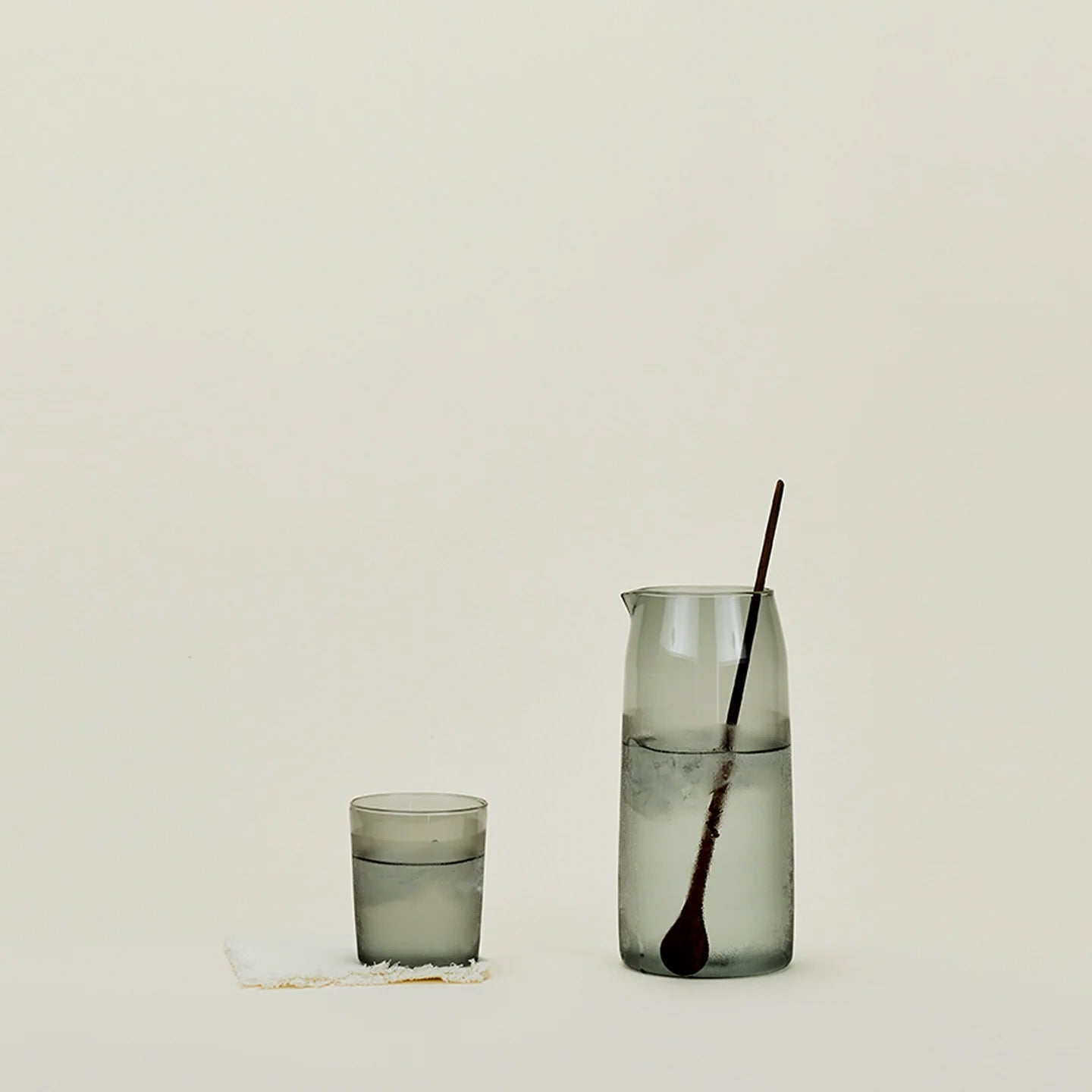 Premium Glass Pitcher with Smoke Effect - Elegant Drink Dispenser for Cocktails, Iced Tea & Lemonade - Perfect for Parties, Bars & Home Entertaining