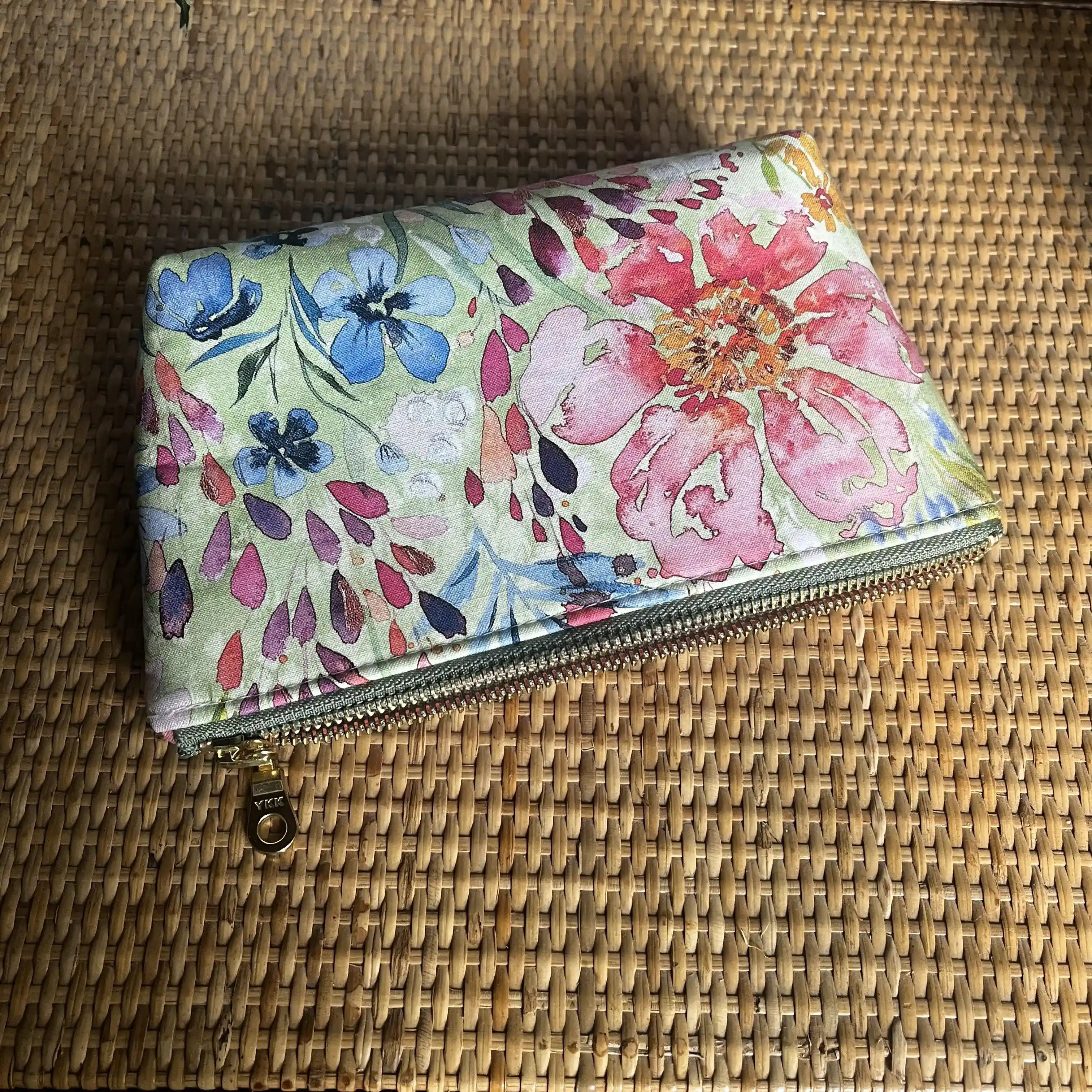 Small Green Floral Carry All Bag - Lightweight & Stylish Tote for Women, Perfect for Shopping, Travel, and Everyday Use