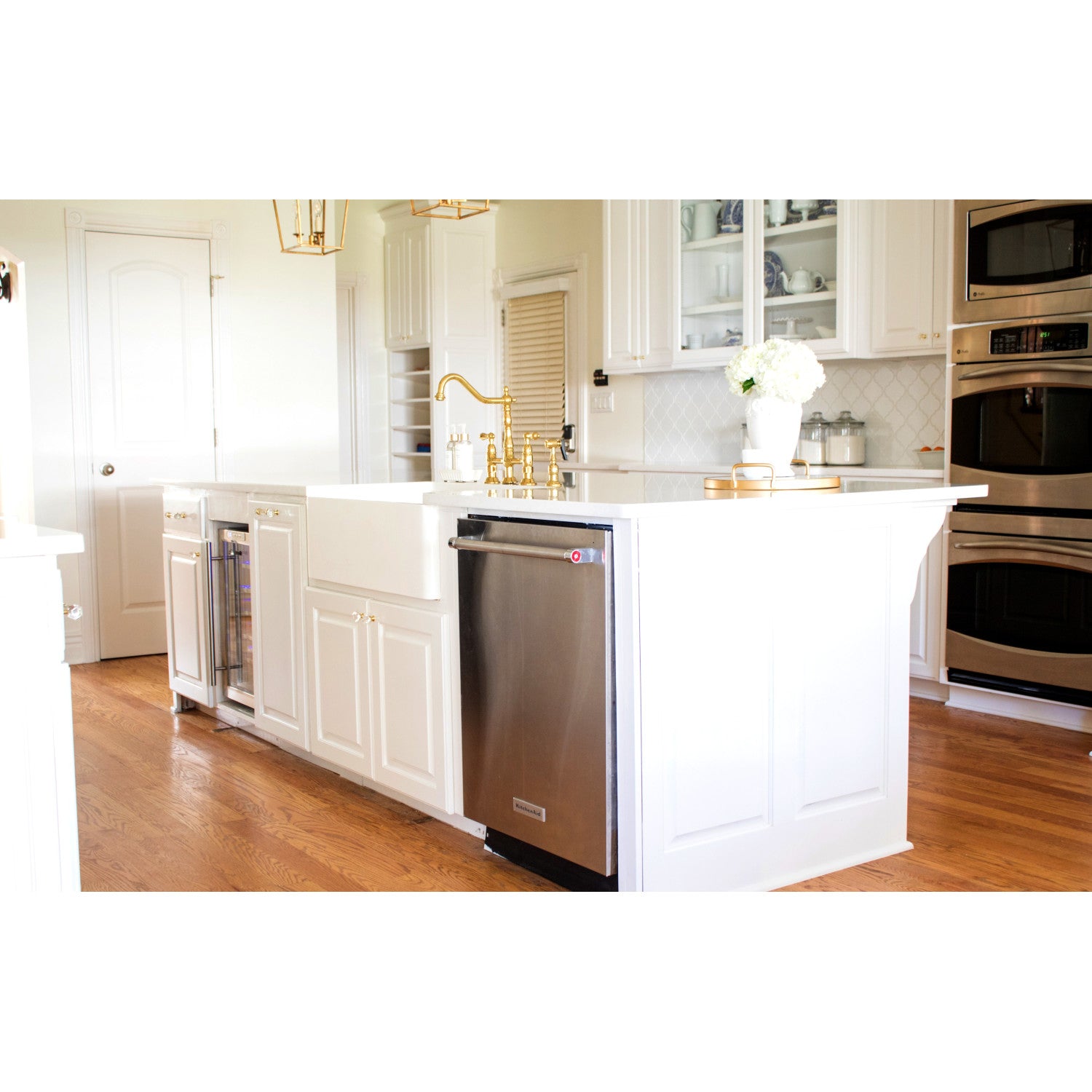Arcticstone GKFA301810BC 30 Inch White Farmhouse Kitchen Sink - Solid Surface Apron Front Single Bowl with Strainer, Matte Finish | Perfect for Rustic & Modern Kitchens