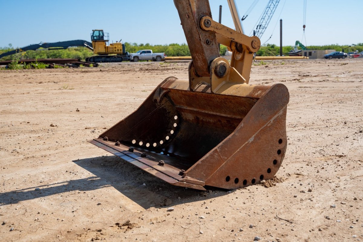 Caterpillar AM326 LR MFJ00387 Excavator - 3,617 Hours (2021 Model) | Heavy-Duty Construction & Landscaping Equipment