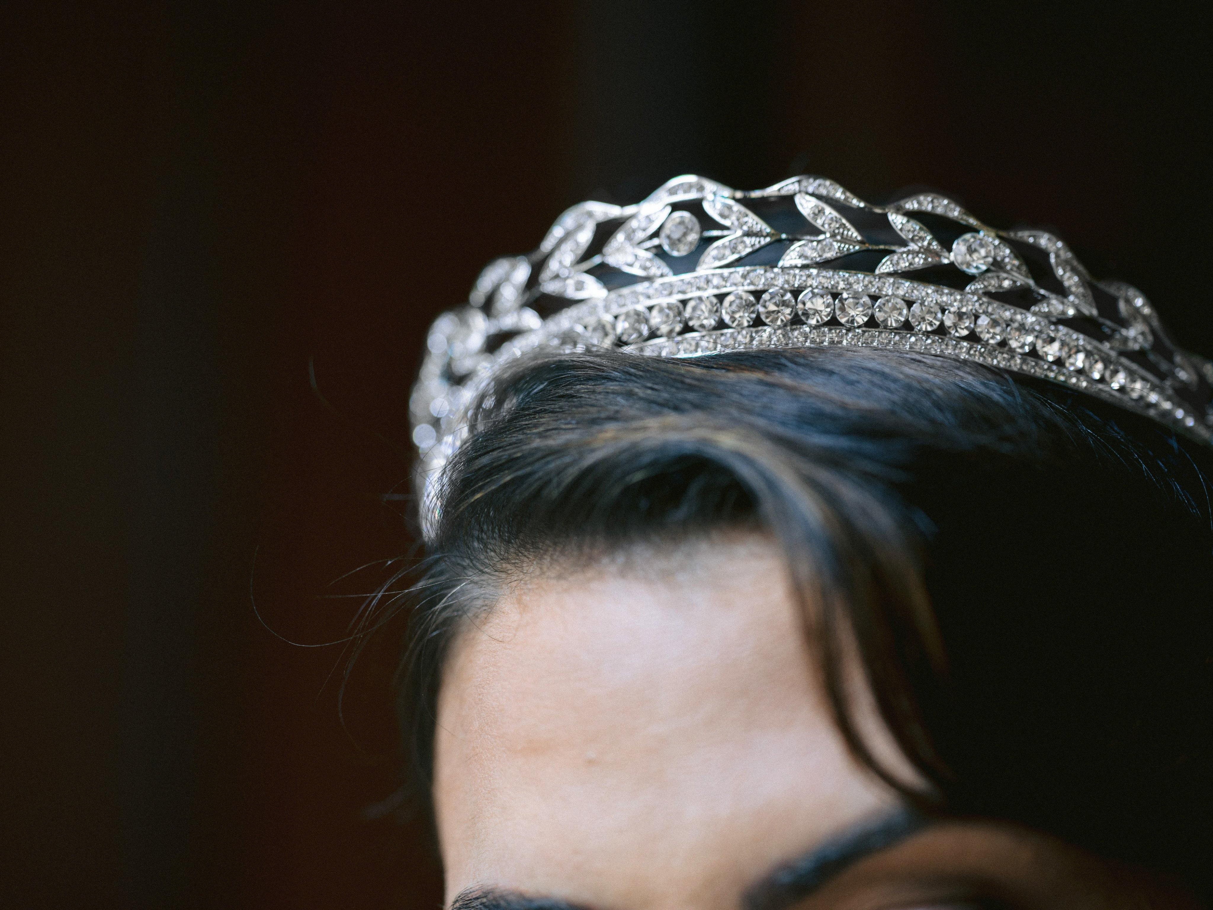 **KENNEDY Bridal Tiara – Elegant Crystal Wedding Crown for Bride, Bridesmaids & Prom – Perfect for Weddings, Pageants & Special Occasions**