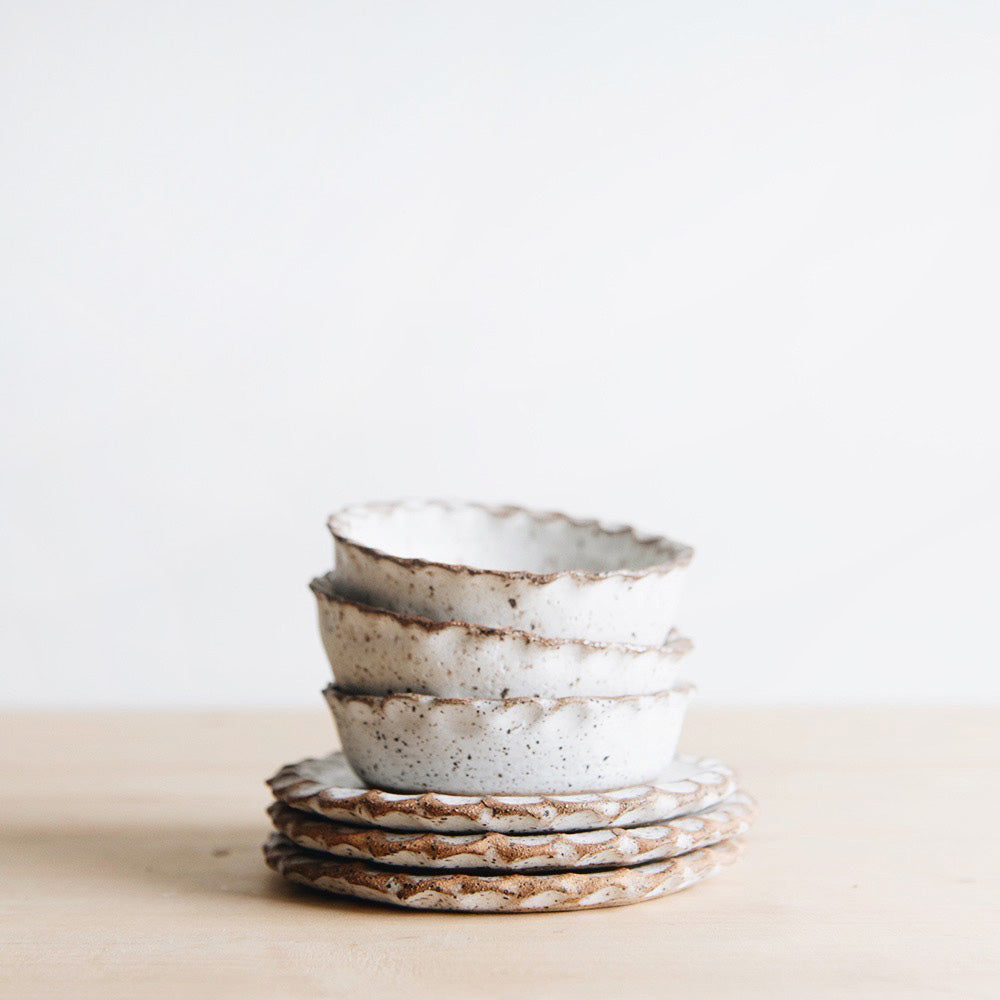 Elegant Ceramic Scalloped Dish - Lightweight & Durable Serving Plate for Desserts, Appetizers & Home Decor | Perfect for Parties, Weddings & Everyday Use