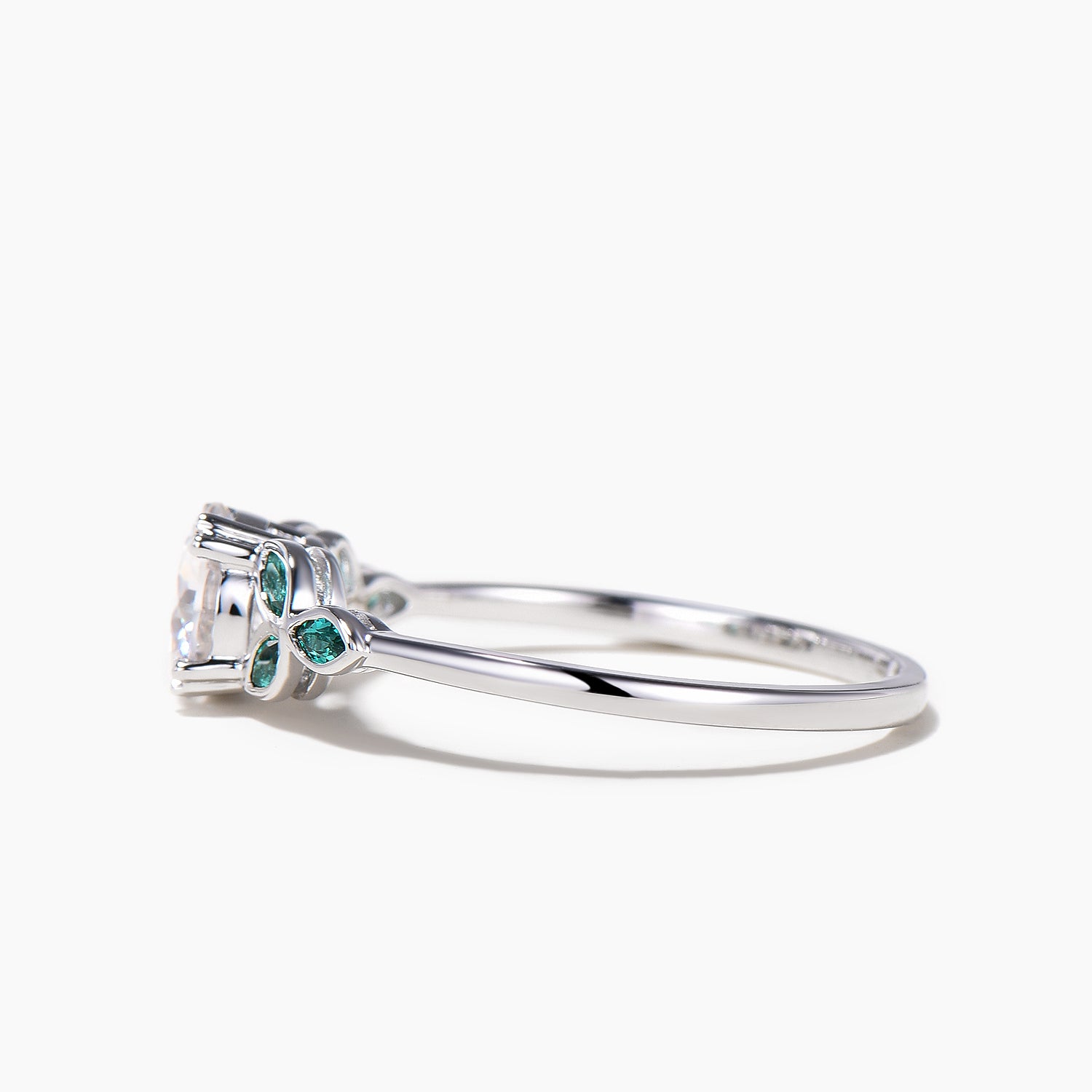 Exquisite Round Cut Moissanite Engagement Ring with Emerald Bezel Setting - Elegant Wedding Band for Women | Perfect for Proposals, Anniversaries & Special Occasions