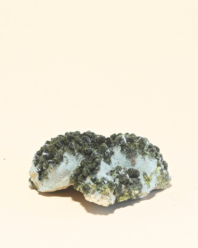 Natural Epidote Crystal Specimen - Raw Green Epidote Stone for Mineral Collectors, Healing Crystals & Home Decor - Perfect for Display Cases, Meditation Spaces & Geology Gifts