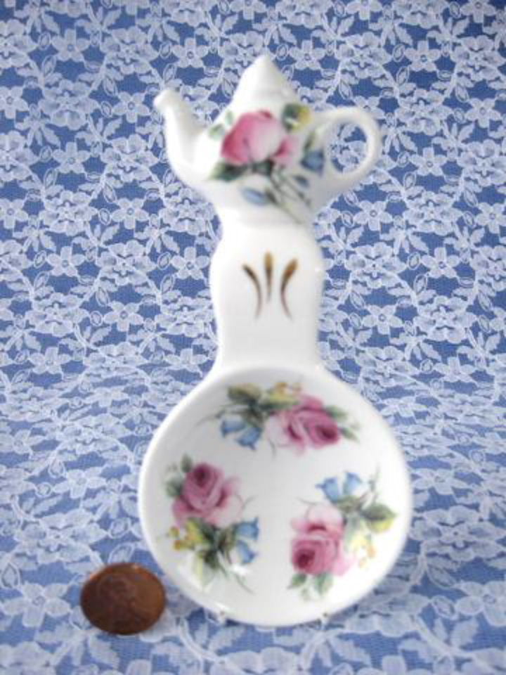 Royal Patrician Tea Bag Caddy with Tea Scoop - Elegant Roses & Bluebells Design Teapot Finial - Perfect for Afternoon Tea, Bridal Showers & English Tea Party Decor
