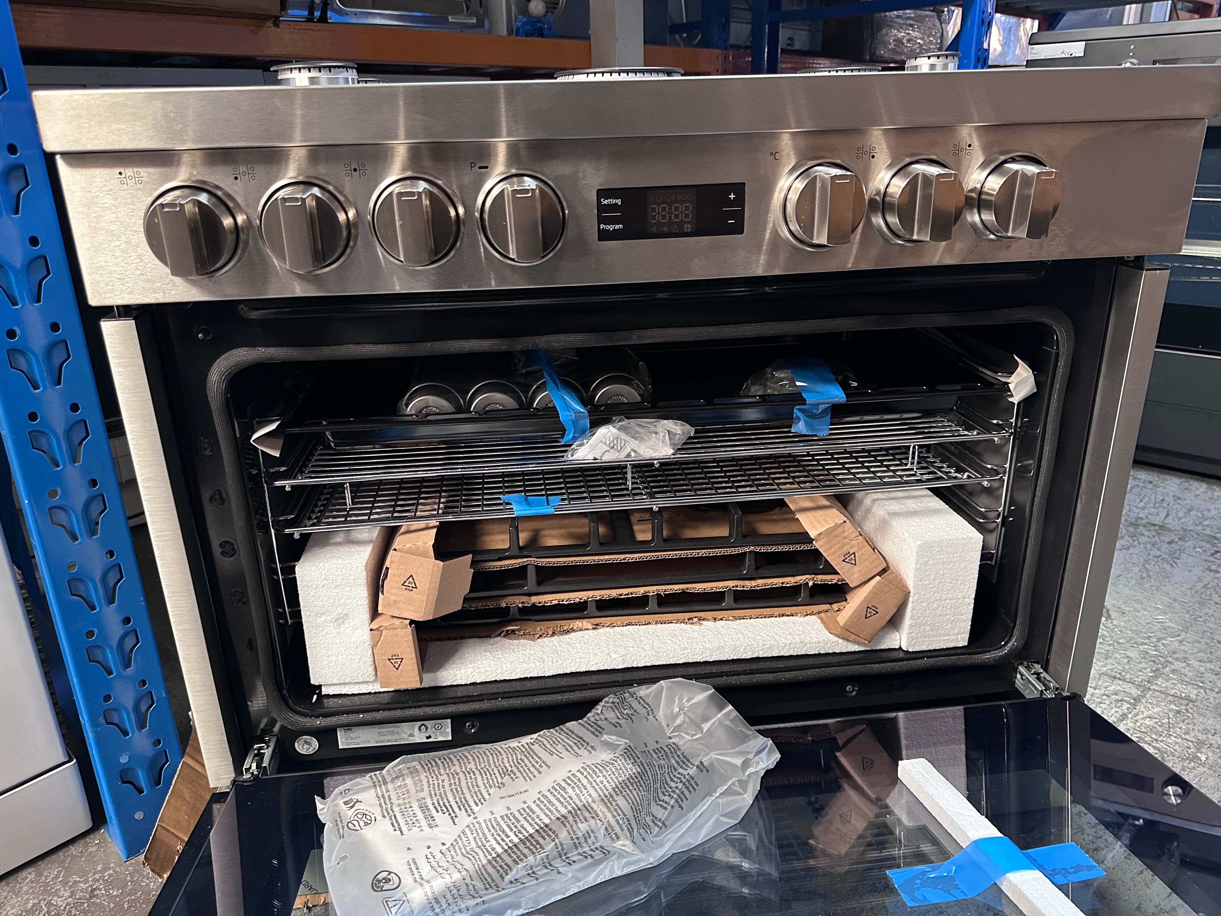 Beko 90cm Dual Fuel Freestanding Oven and Stove BFC916GMX1 - Gas Cooktop & Electric Oven - Stainless Steel Kitchen Appliance for Home Cooking & Baking [Display Unit] - Perfect for Family Kitchens & Modern Homes