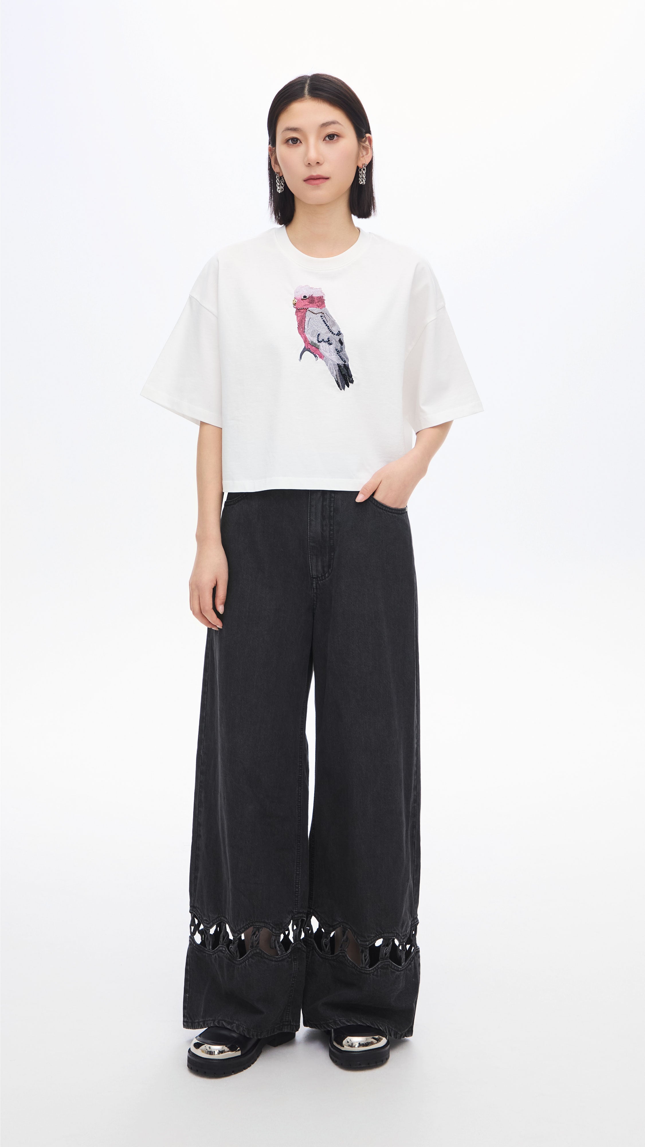 Stylish Cropped Parrot Graphic Embroidery T-Shirt for Women | Trendy Summer Casual Top | Perfect for Beach Outings, Music Festivals & Streetwear Fashion